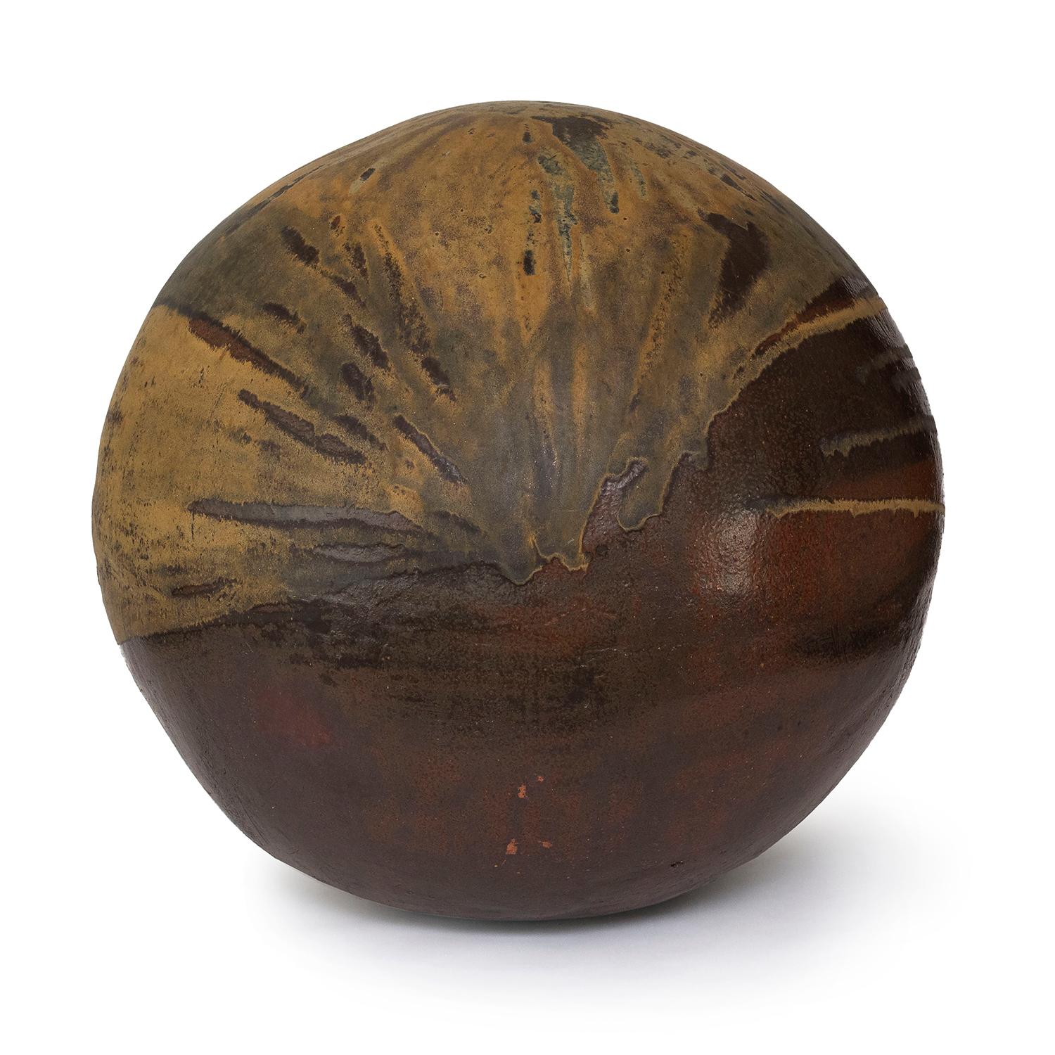 Toshiko Takaezu
Grande boule de lune (INV# NP5084)
grès et émail
21 x 21 x 21”
signé TT
date inconnue 
prix sur demande