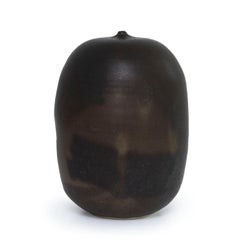 Untitled Black Closed Form (INV# NP5096) di Toshiko Takaezu