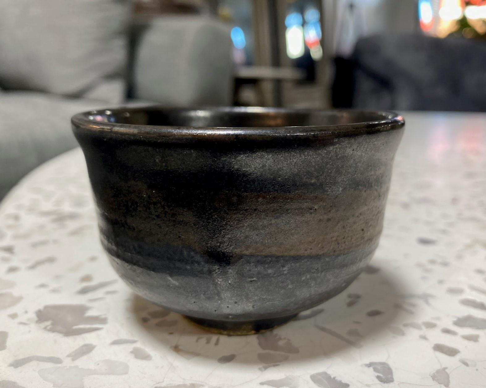 Vernissé Bol à thé Chawan Yunomi en poterie émaillée hawaïenne signé Toshiko Takaezu en vente