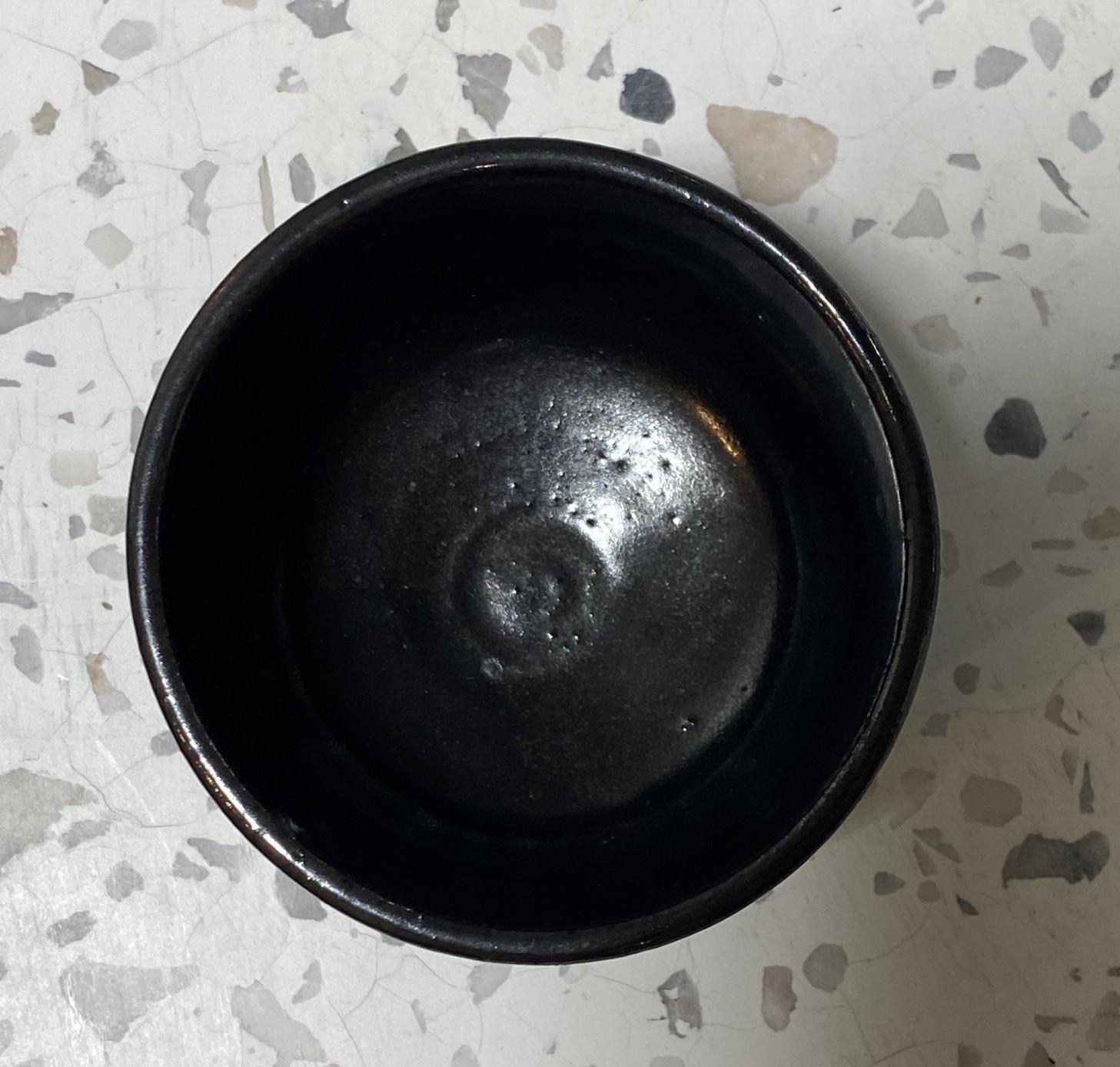 Toshiko Takaezu Signed Japanese Hawaiian Glazed Pottery Chawan Yunomi Tea Bowl In Good Condition For Sale In Studio City, CA