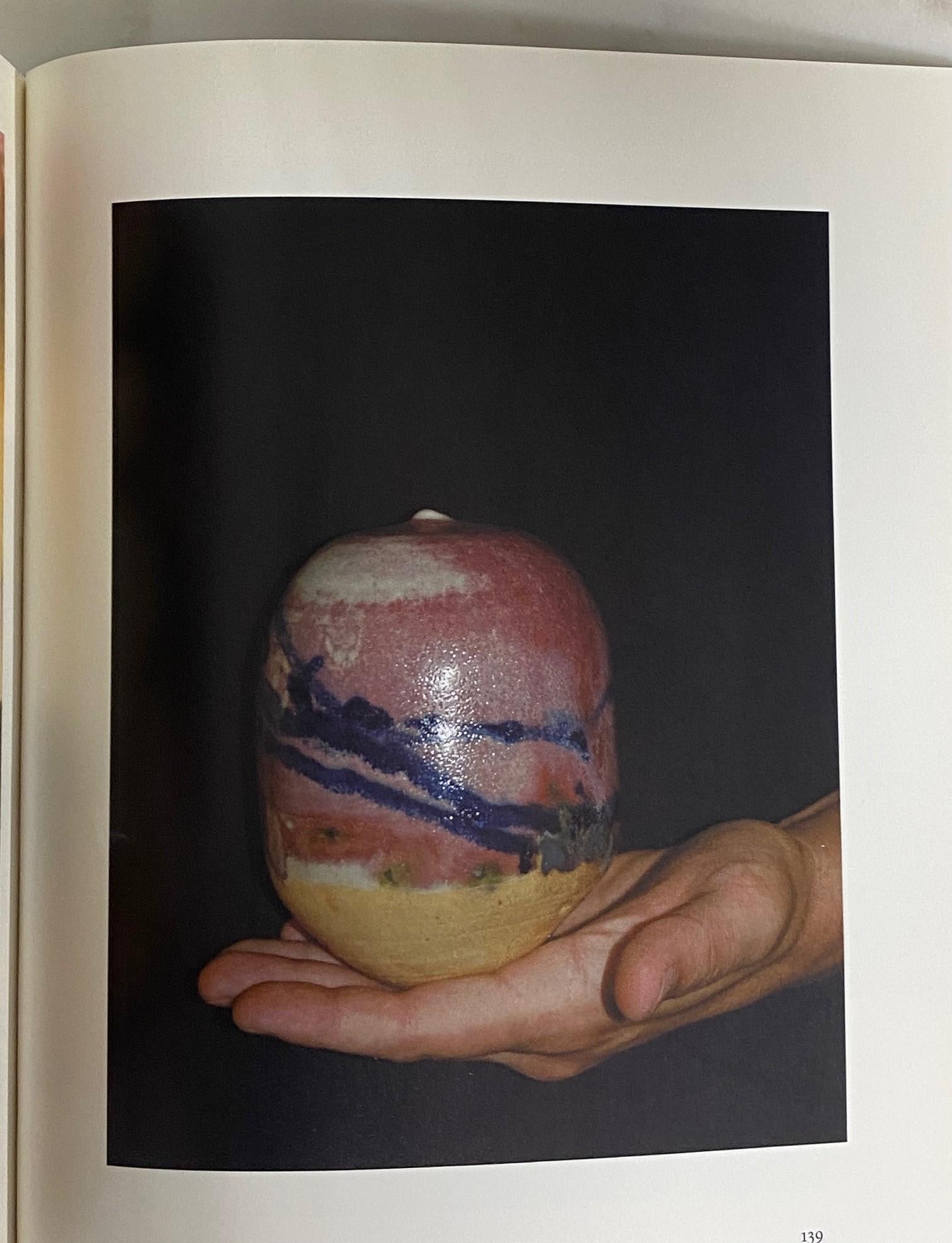 Toshiko Takaezu Libro de cerámica japonesa firmado Primera edición La tierra en flor en venta 8