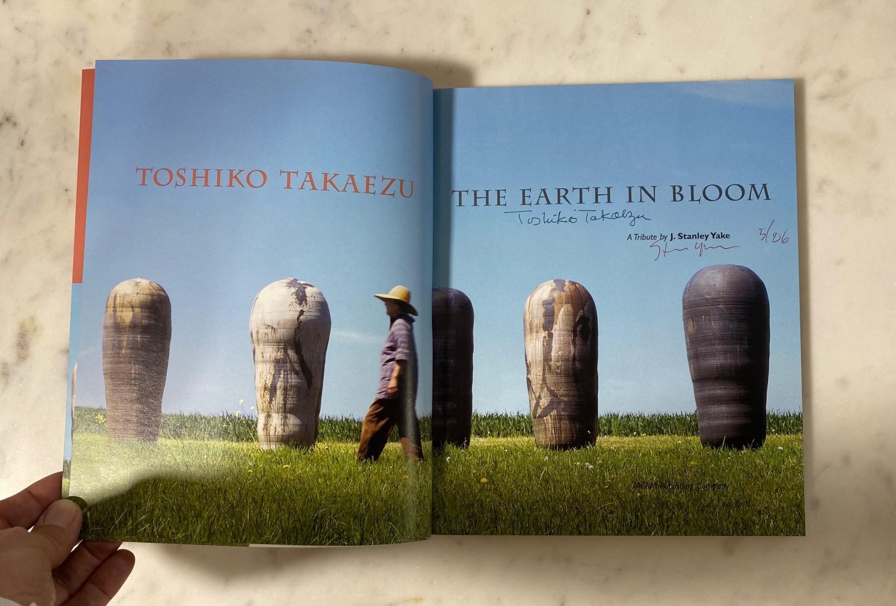 Toshiko Takaezu Signed Japanese Pottery First Edition Book The Earth In Bloom In Good Condition For Sale In Studio City, CA
