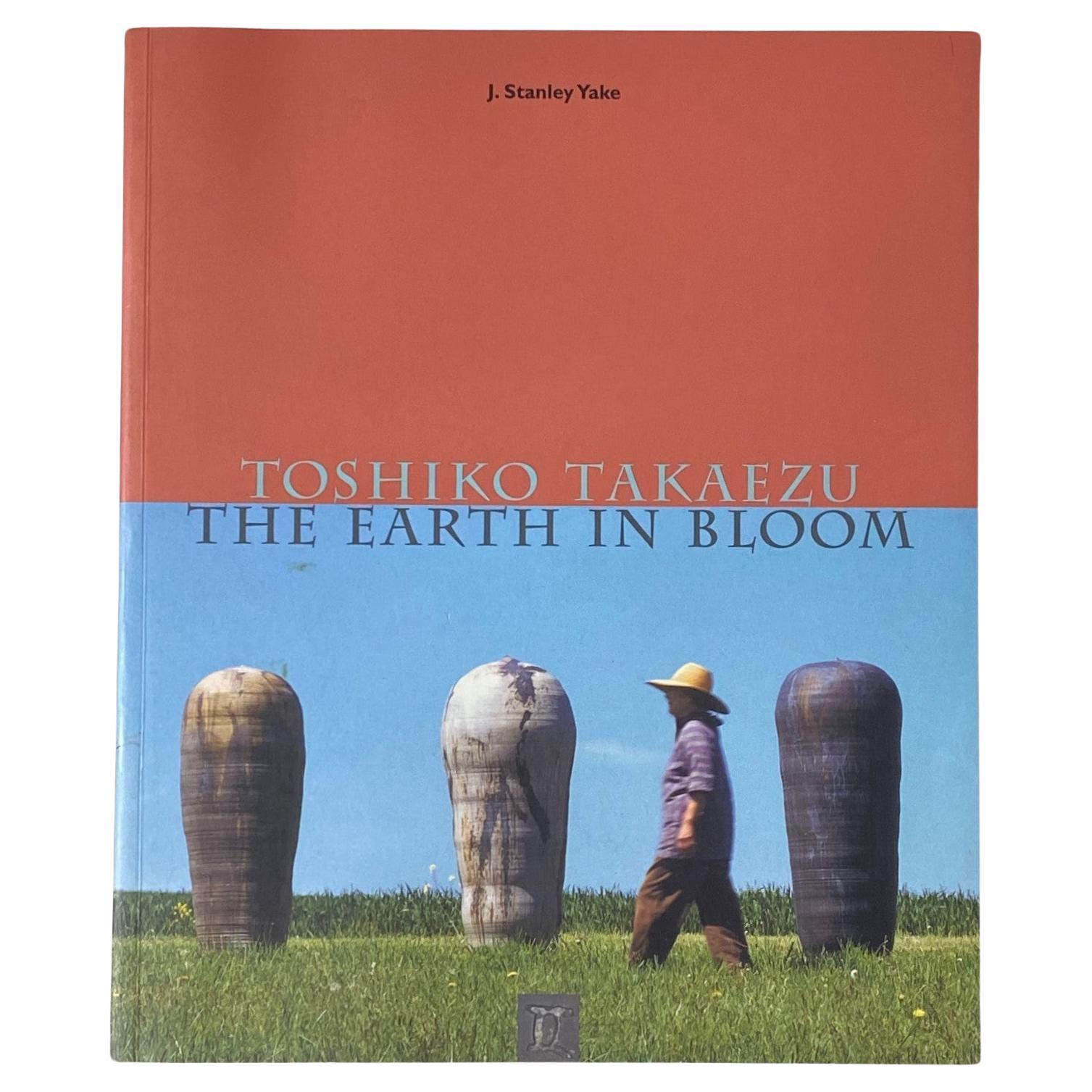 Toshiko Takaezu Libro de cerámica japonesa firmado Primera edición La tierra en flor en venta