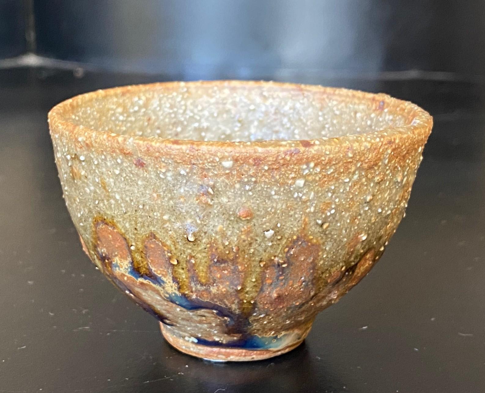 Eine absolut schöne und extrem seltene Shigarakai Yaki Ware Chawan Teeschale / Yunomi Tasse von famed japanischen Hawaii amerikanischen Töpfermeister Toshiko Takaezu. Das Werk zeichnet sich durch eine prächtige Tropfglasur über einem im Anagama-Ofen