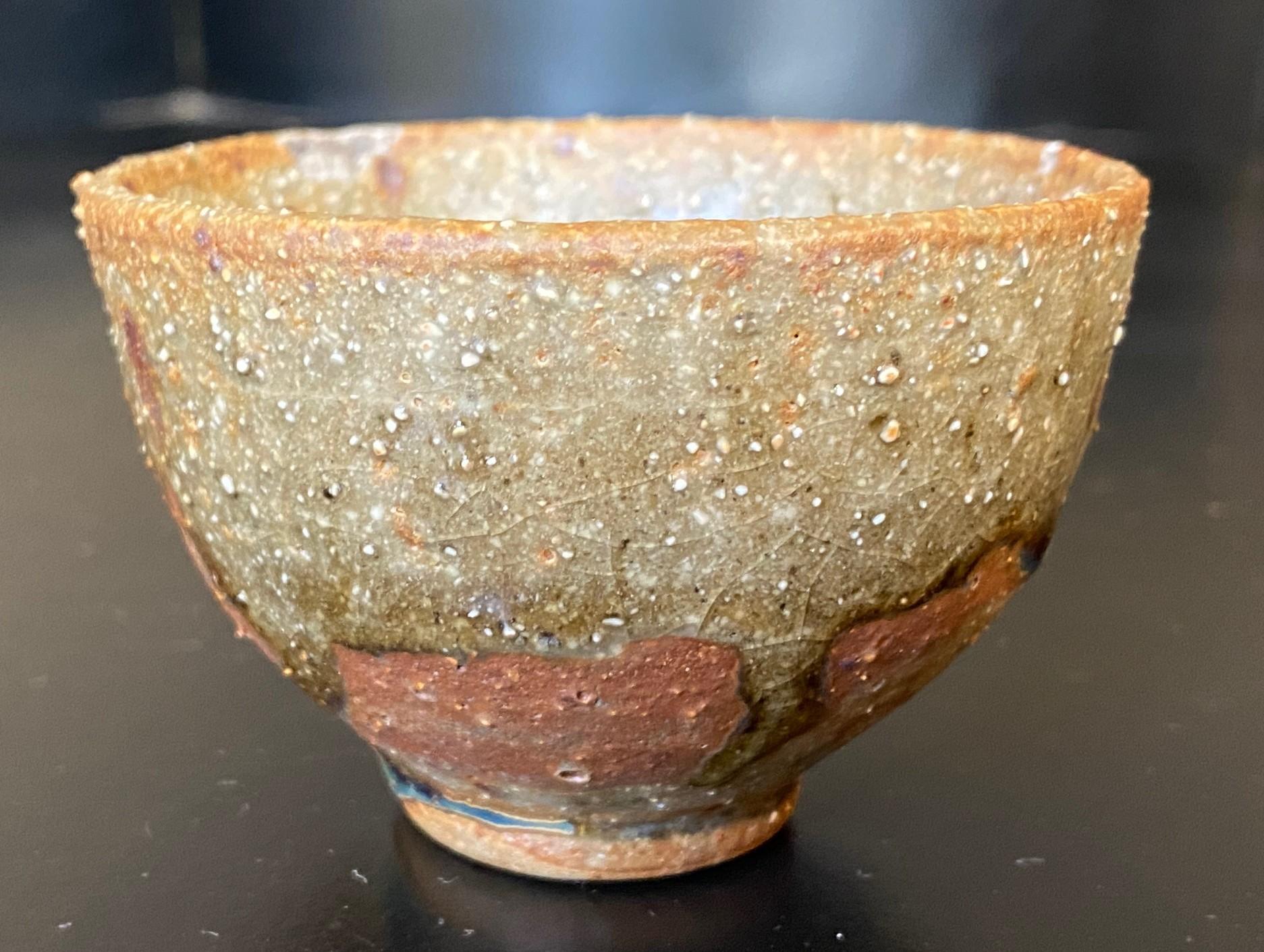 Toshiko Takaezu Signierte japanische Shigaraki Ware Keramik Chawan Yunomi Teeschale (Gebrannt) im Angebot