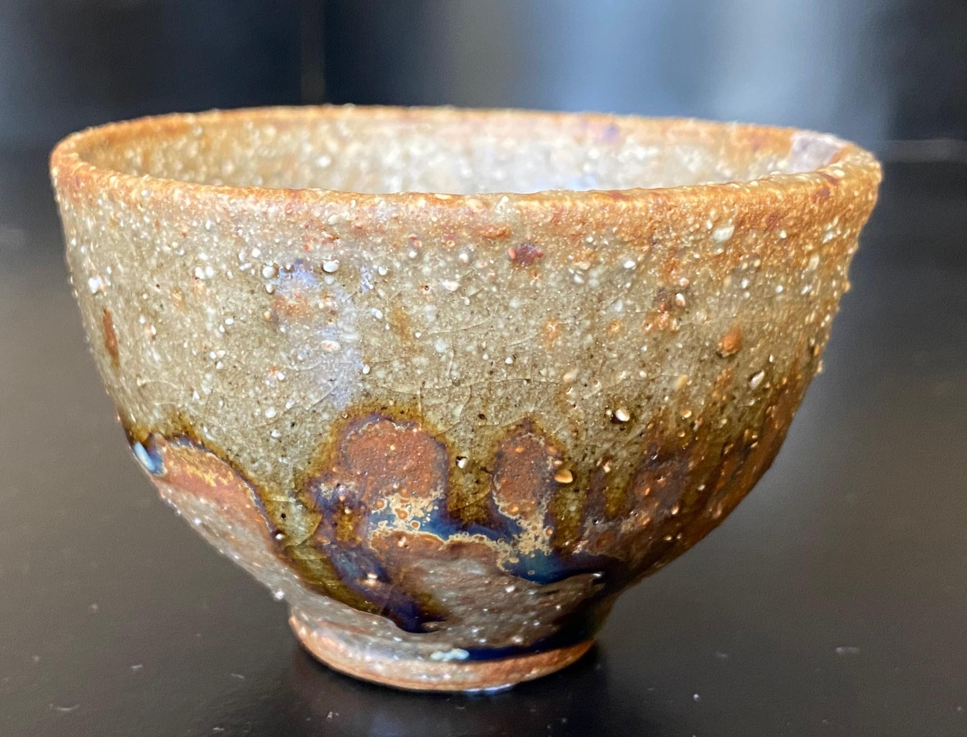 Toshiko Takaezu Signierte japanische Shigaraki Ware Keramik Chawan Yunomi Teeschale im Zustand „Gut“ im Angebot in Studio City, CA