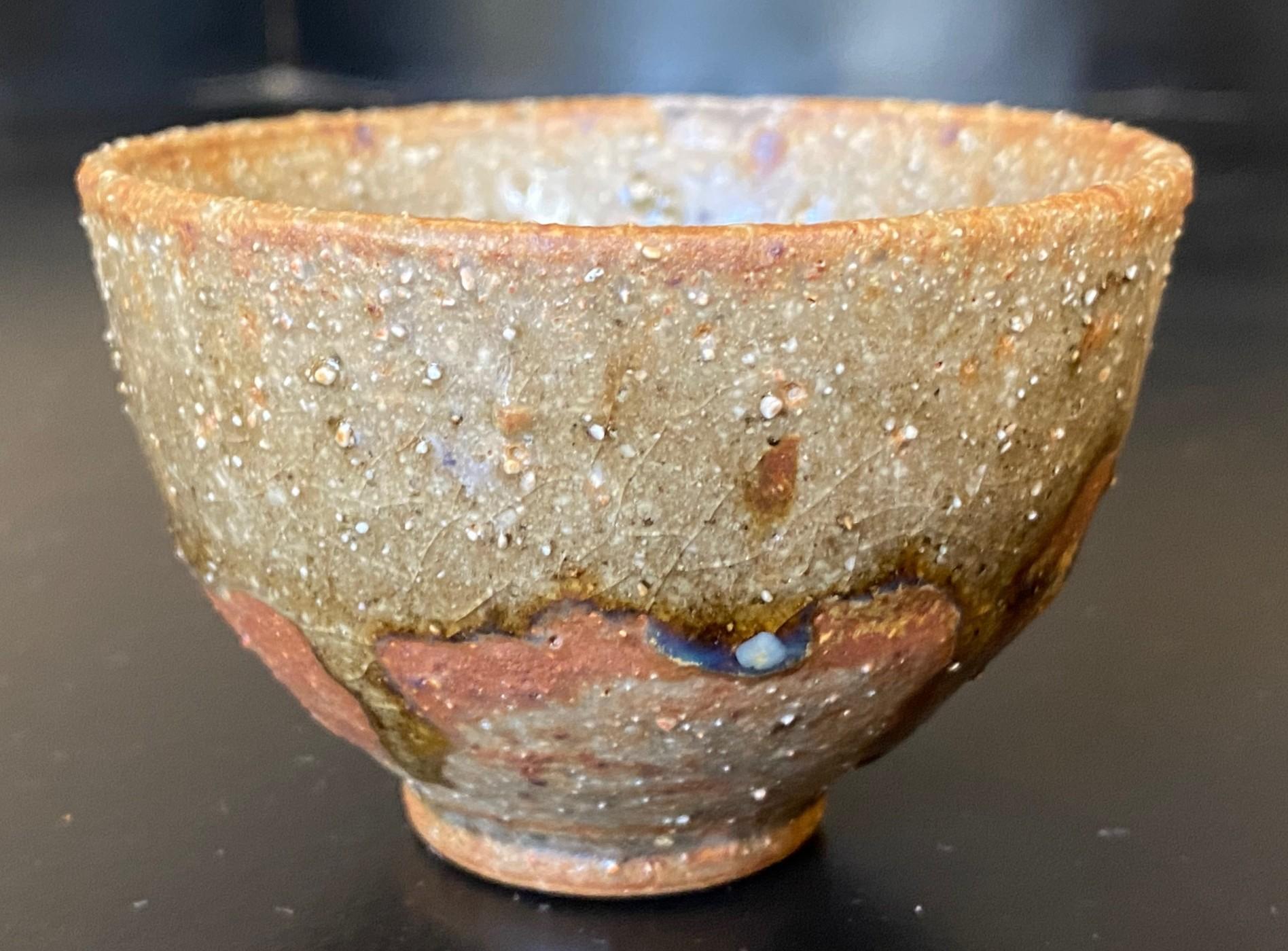 Toshiko Takaezu Signierte japanische Shigaraki Ware Keramik Chawan Yunomi Teeschale (20. Jahrhundert) im Angebot