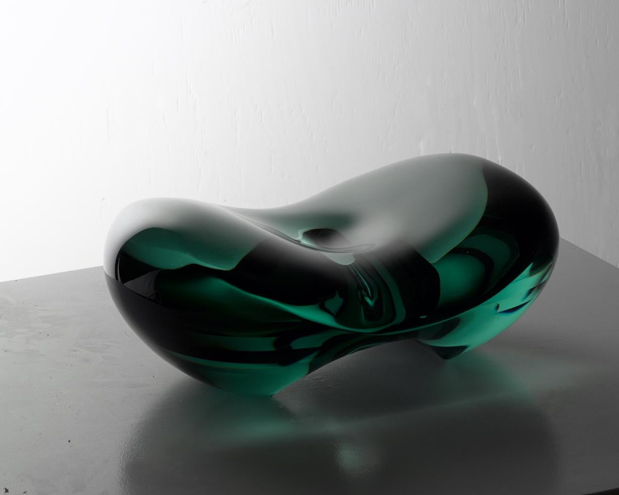 F.171201 di Toshio Iezumi - Scultura in vetro contemporanea, verde, astratta, leggera in vendita 1