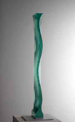 M.080601 by Toshio Iezumi - Escultura contemporánea de vidrio, verde, abstracta, larga