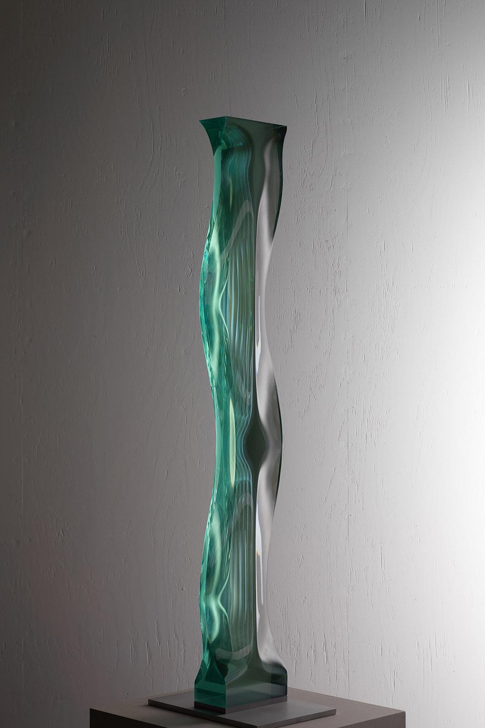 M.080601 di Toshio Iezumi - Scultura in vetro contemporanea, verde, astratta, lunga