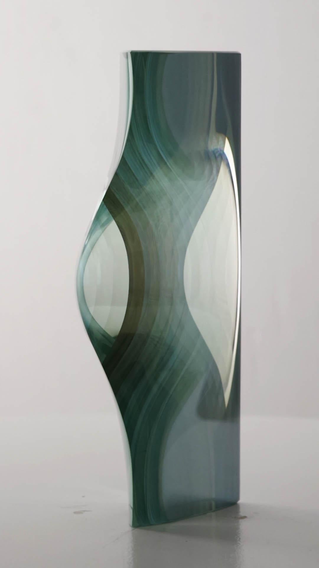 M.160303 von Toshio Iezumi - vertikale abstrakte vertikale Glasskulptur, blau, bewegend im Angebot 2