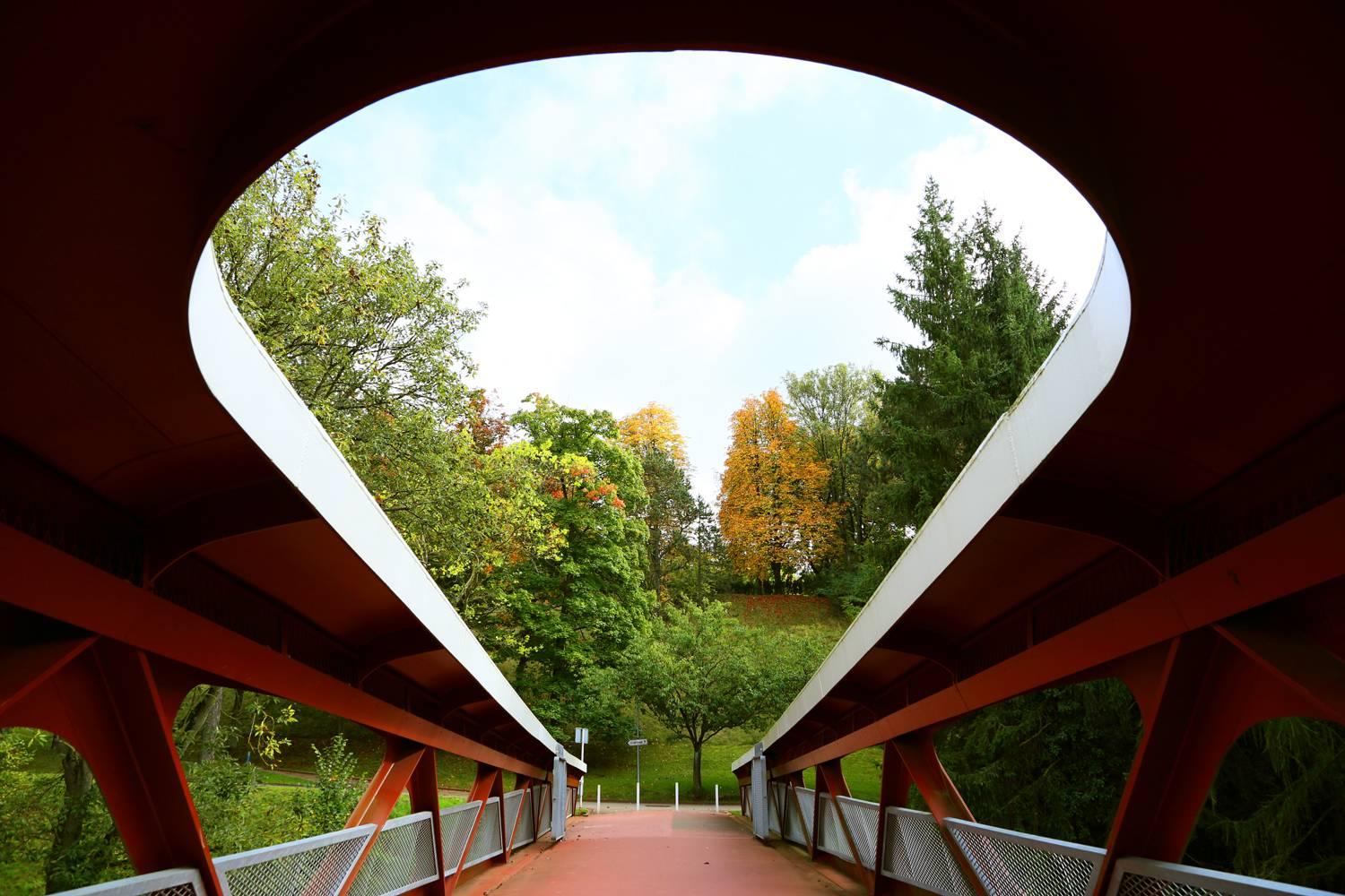 Toshio Shibata Color Photograph – Esch-sur-Alzette Fußbrücke, Grand Duchy of Luxembourg