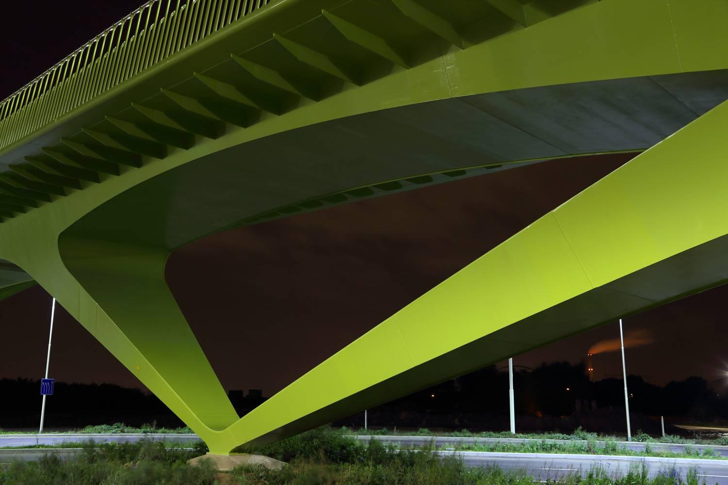 Toshio Shibata Color Photograph – T Groentje Fahrradbrücke, Nijmegen, Niederlande