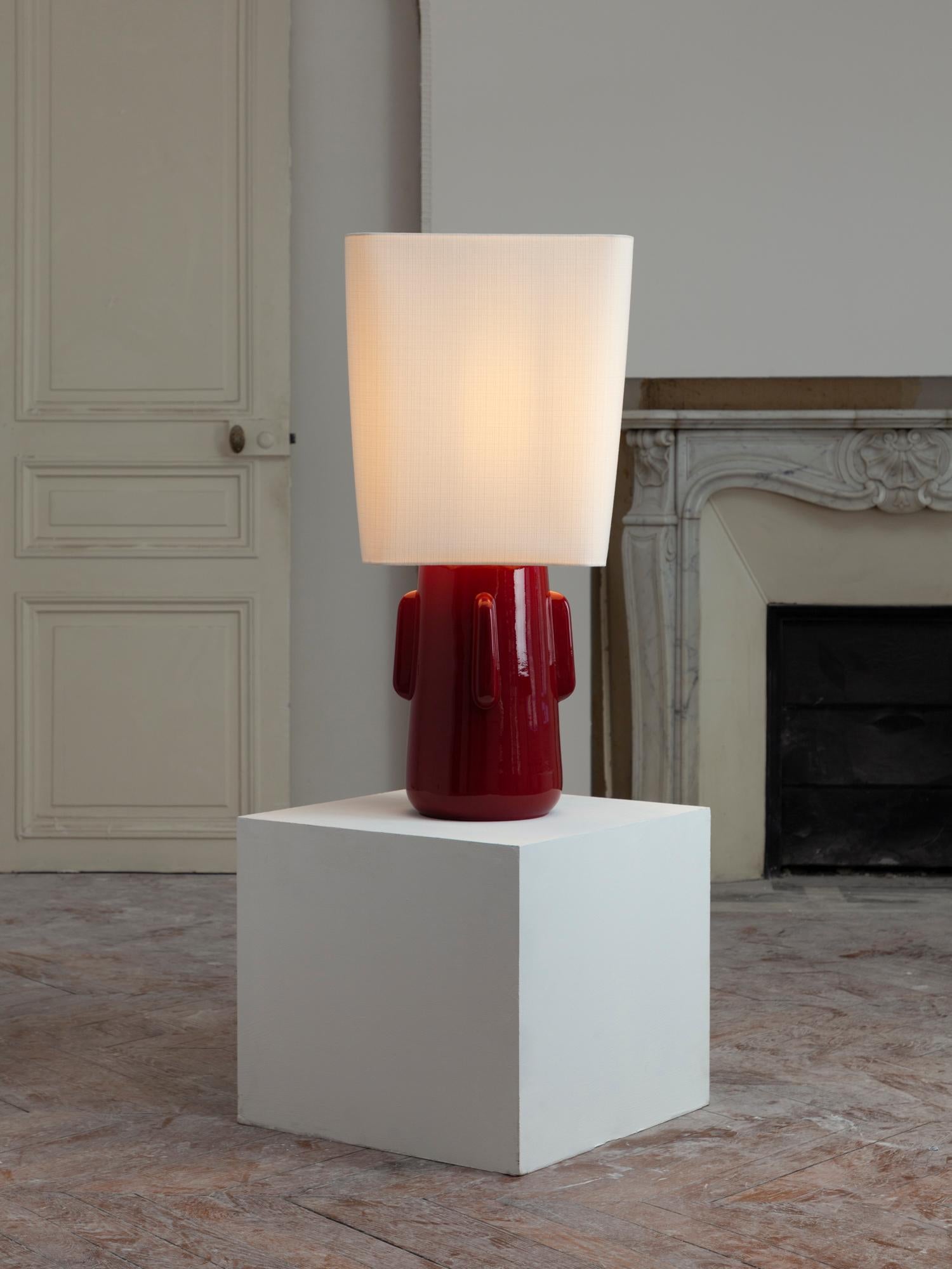 TOSHIRO Dunkelrote Keramiklampe mit Leinen-Lampenschirm (21. Jahrhundert und zeitgenössisch) im Angebot