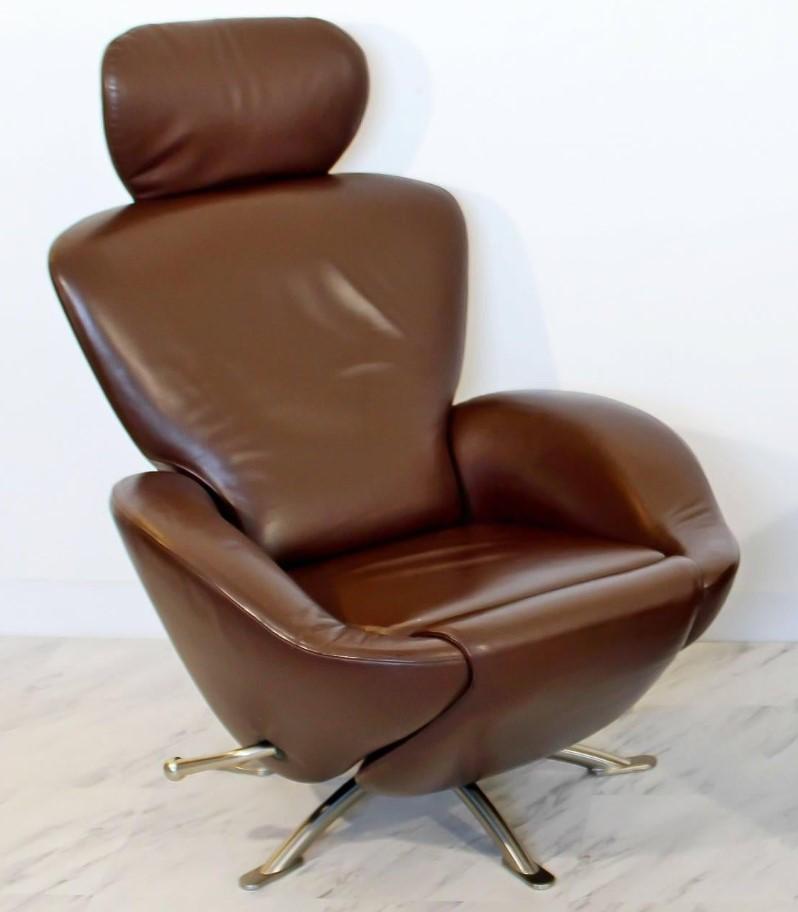 The Dodo chair was designed by Toshiyuki Kita for Cassina in 2000, and features a perfect combination of Japanese design sensibilities and Italian construction. Extremely comfortable and practical, this chair is built of top-quality leather set on a