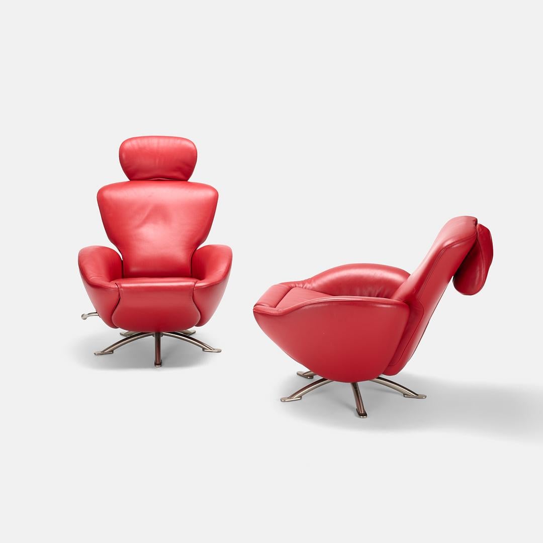 Toshiyuki Kita paire de chaises longues réglables Dodo modèle K10 Italie, 2000.  Les fauteuils pivotent, s'inclinent et sont équipés d'appuis-tête et de repose-pieds réglables.

Dimensions : 42