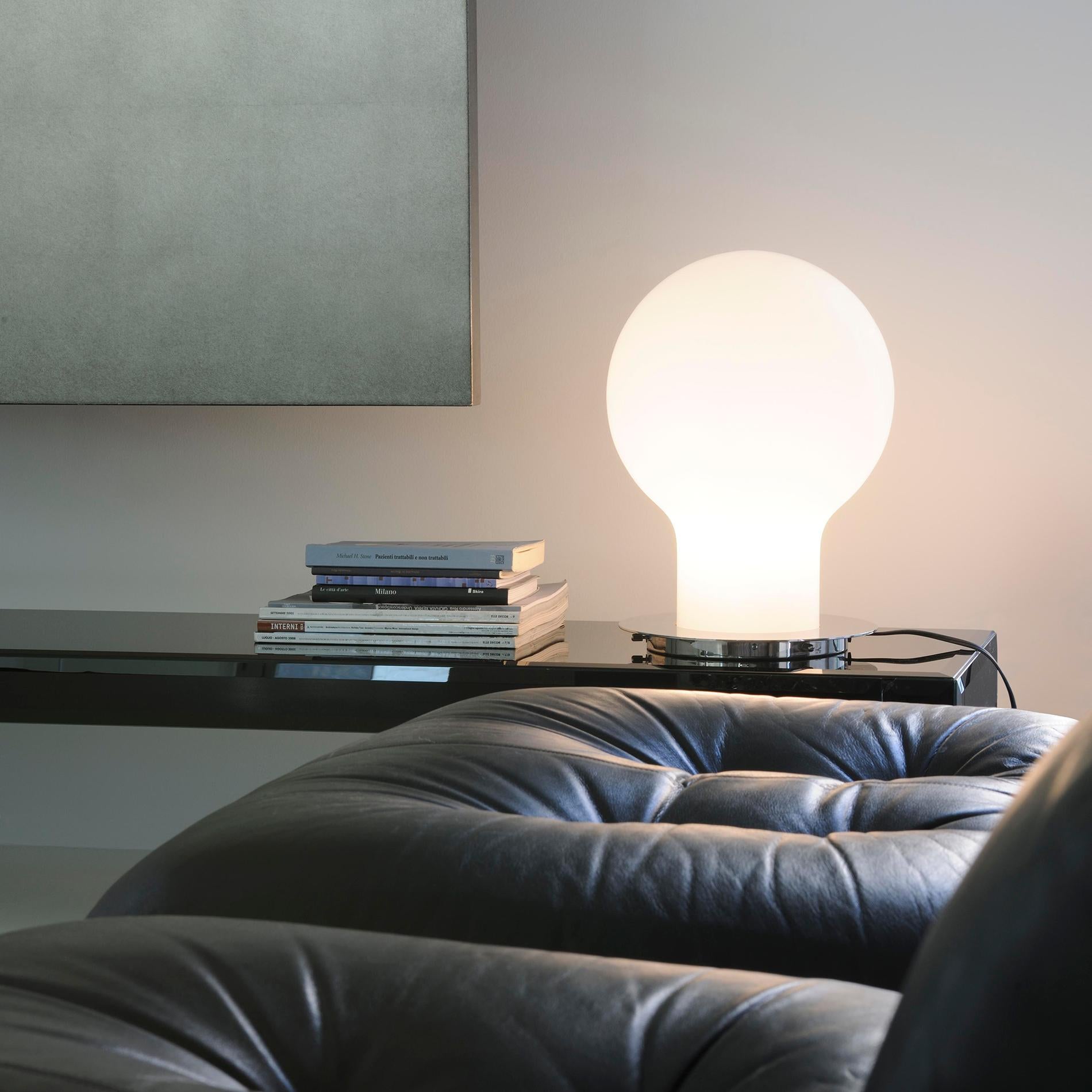 Mid-Century moderno Lampada da tavolo Toshiyuki Kita 'Denq' in vetro soffiato opaco by Oluce in vendita