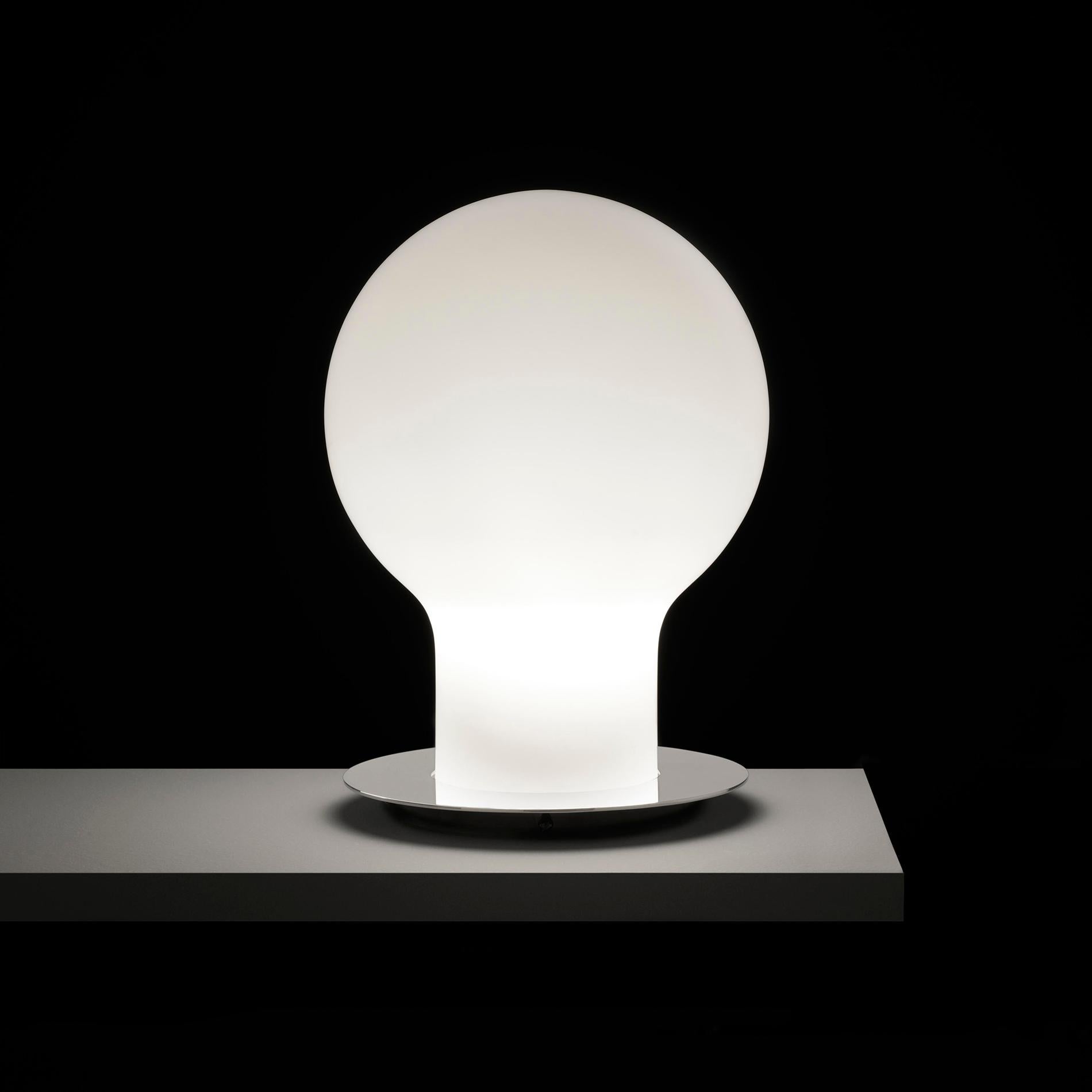 Italiano Lampada da tavolo Toshiyuki Kita 'Denq' in vetro soffiato opaco by Oluce in vendita