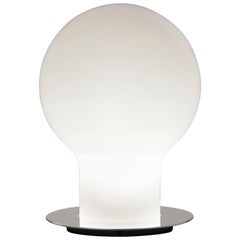 Lampada da tavolo Toshiyuki Kita 'Denq' in vetro soffiato opaco by Oluce