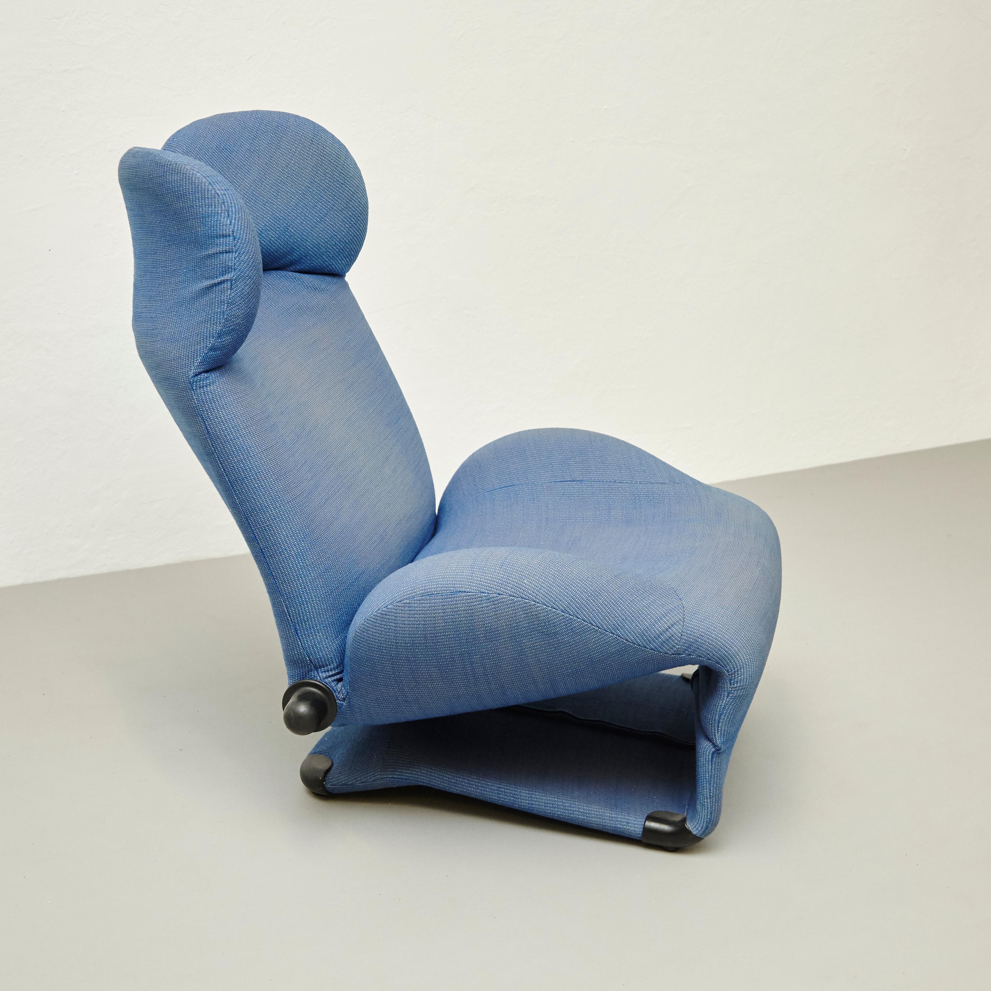 Armchair wink 111 designed Toshiyuki Kita in 1980.

Ergonomically correct and exquisitely versatile, Wink armchair cleverly unfolds into a chaise lounge. The back, and head-rest can be adjusted by means of the handles on the side, these being