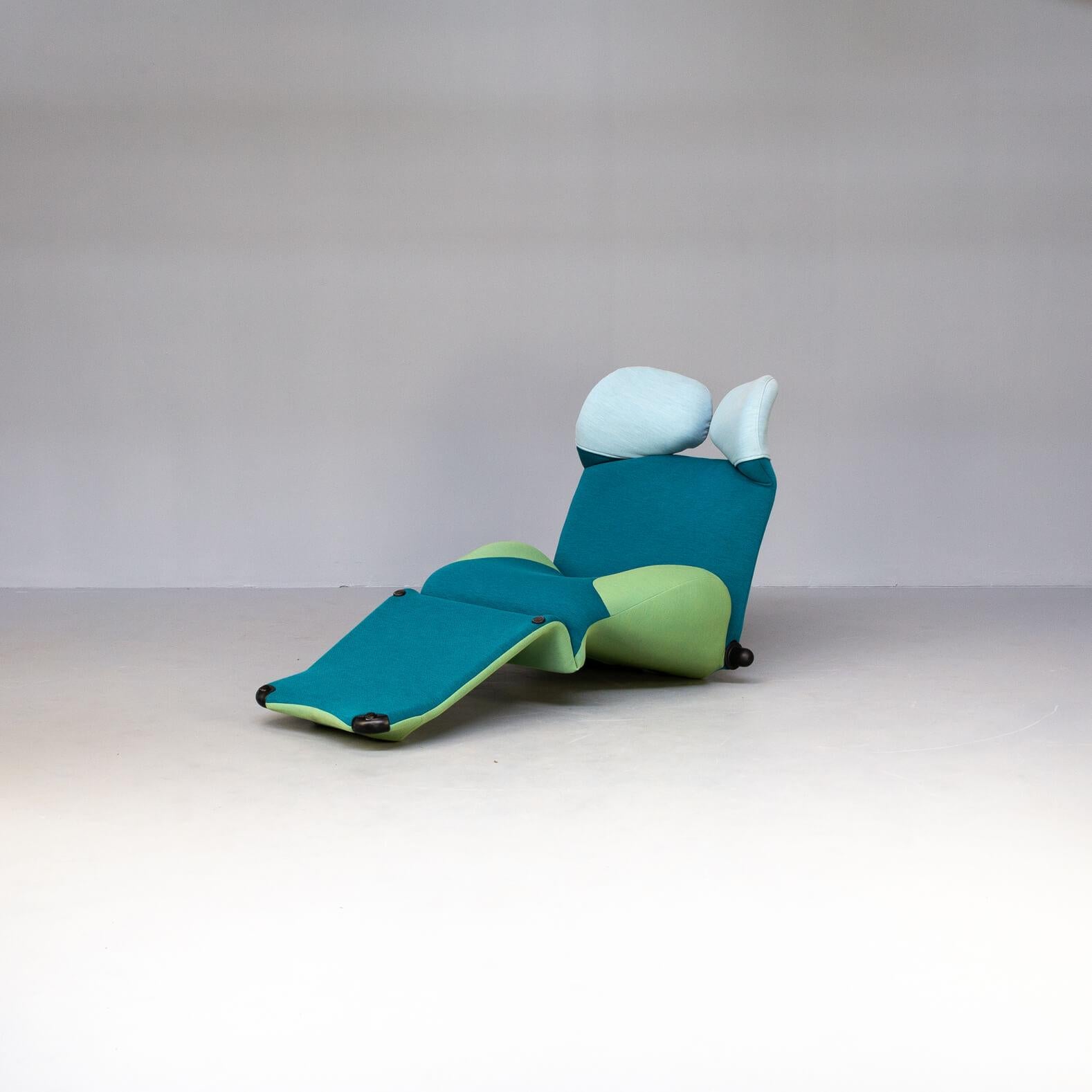 Toshiyuki Kita designed the ‘wink’ fauteuil in 1980 for Cassina.
Stretch your legs and lie down or sit. The headrest can be moved freely, and the colored covers on each part can be switched as easily as changing clothing and washed at home, lending