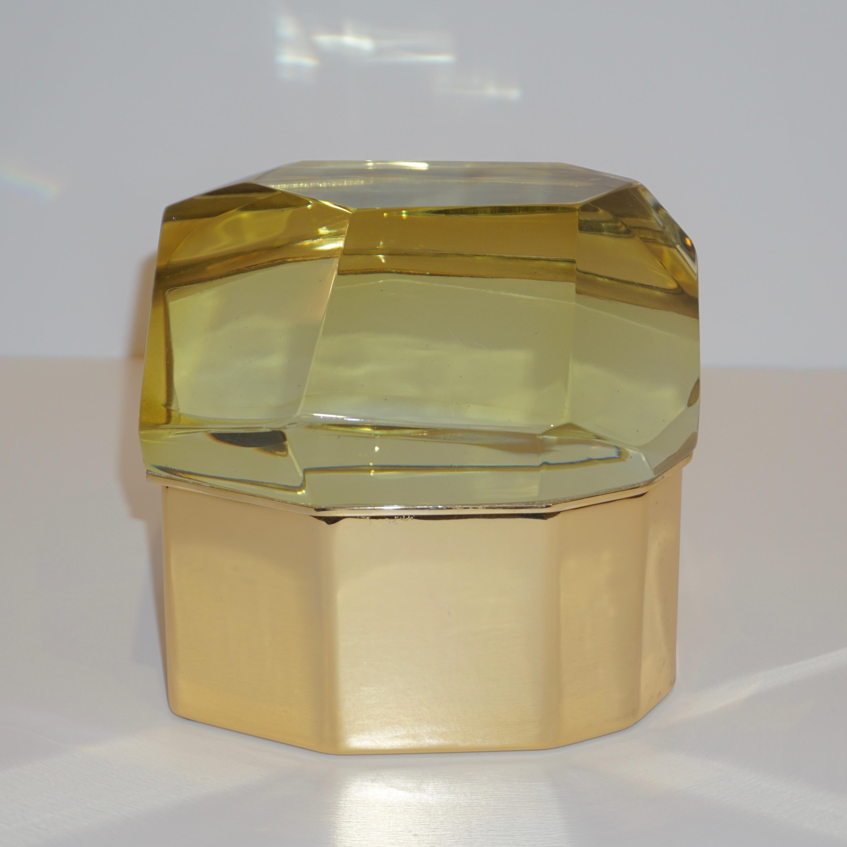 Toso Italian Modern Diamond-Shaped Gold Murano Glass and Brass Jewel-Like Box In Excellent Condition In New York, NY