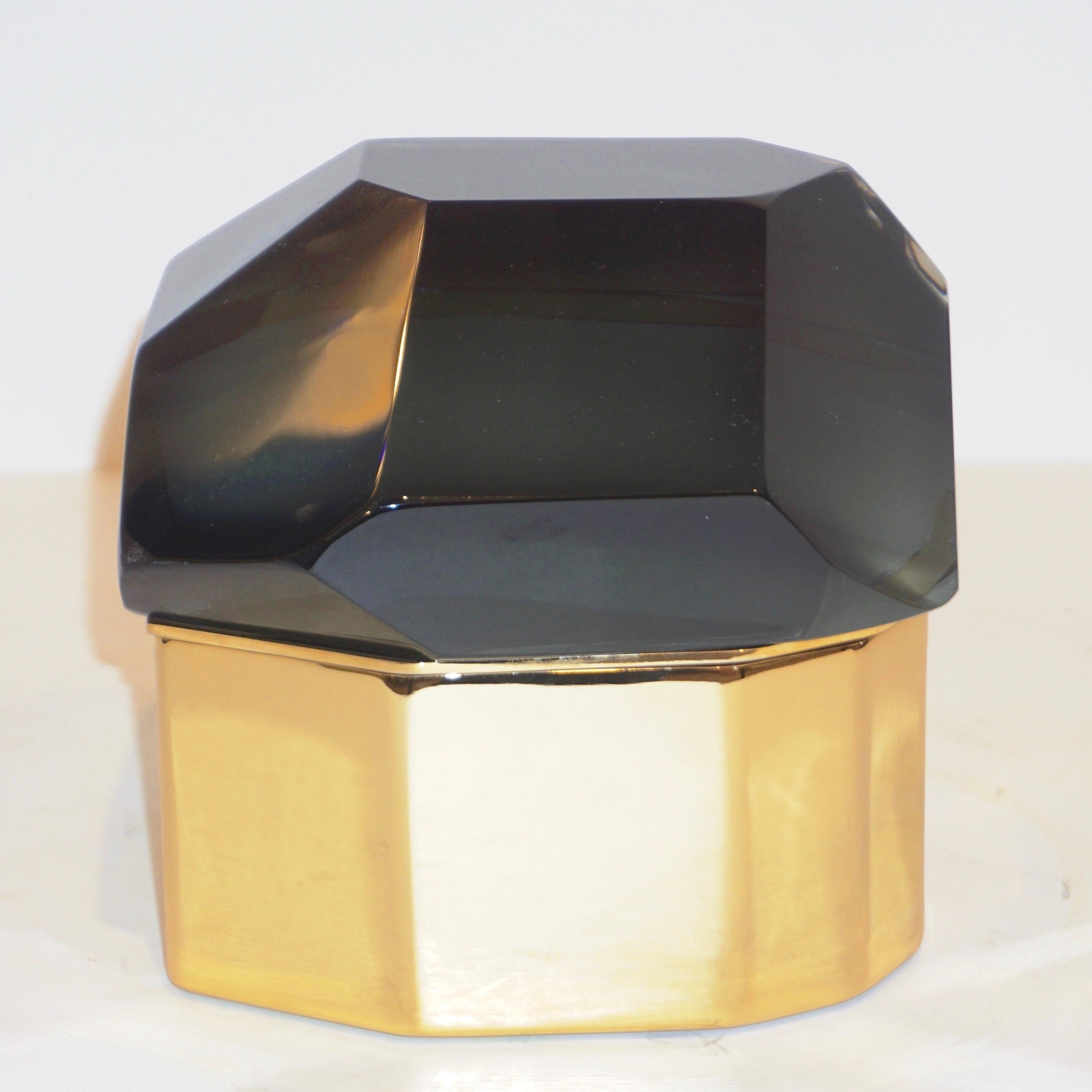 Italian contemporary organic glamorous casket, entirely handcrafted, by Toso Vetri d'Arte (Murano) with a freeform handmade geometric brass case embellished by a cover, handcut like a diamond, in a sophisticated smoked grey / transparent black blown