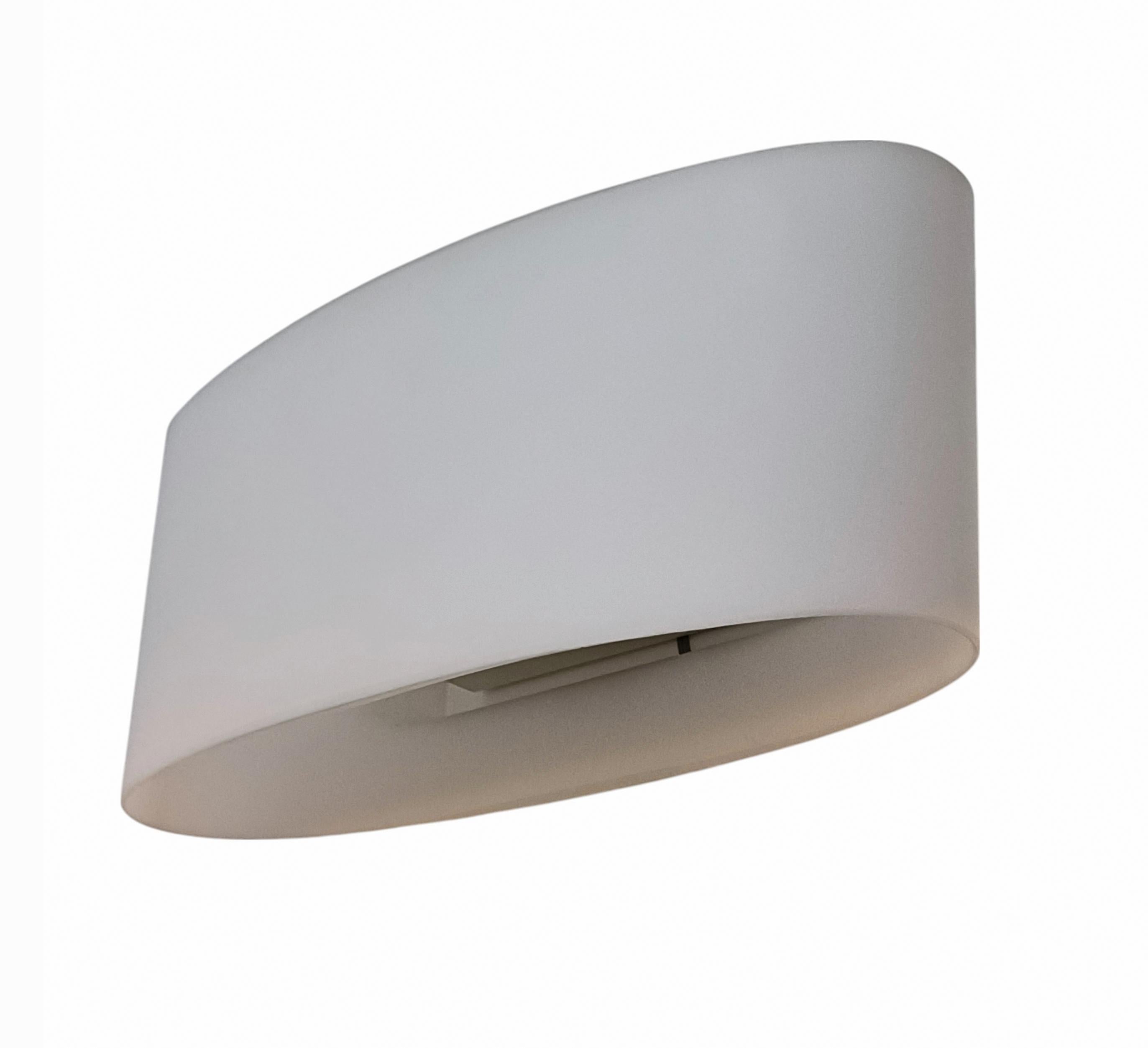 Lampada da parete Modello Vittoria P2 Prodotta dalla Ditta Leucos.
La lampada ha un diffusore in vetro soffiato bianco satinato.
Montatura in metallo verniciato e alluminio. Etichetta Leucos.