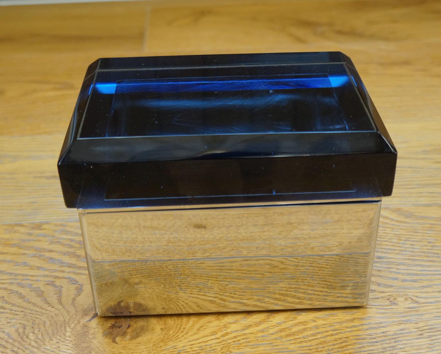 These boxes are a beautiful invention of the master glassmaker Toso Murano who designed them in 1982. 
They can be used as jewelry boxes, and they are beautiful thanks to the reflections they create with ground glass. Available in two solutions,
