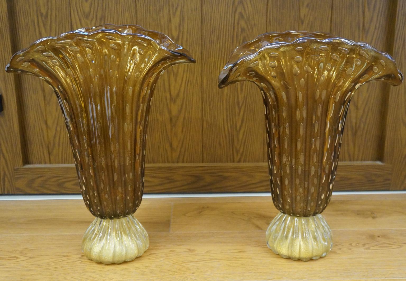Diese 1987 von Toso Murano entworfenen Vasen sind klassisch, aber sehr elegant. Sie werden Ihrem Zimmer einen Hauch von Klasse verleihen.
Tabakfarben mit 24-karätigem Blattgolddekor und internen Luftblasen. 
Projekt von Toso Murano aus den Jahren