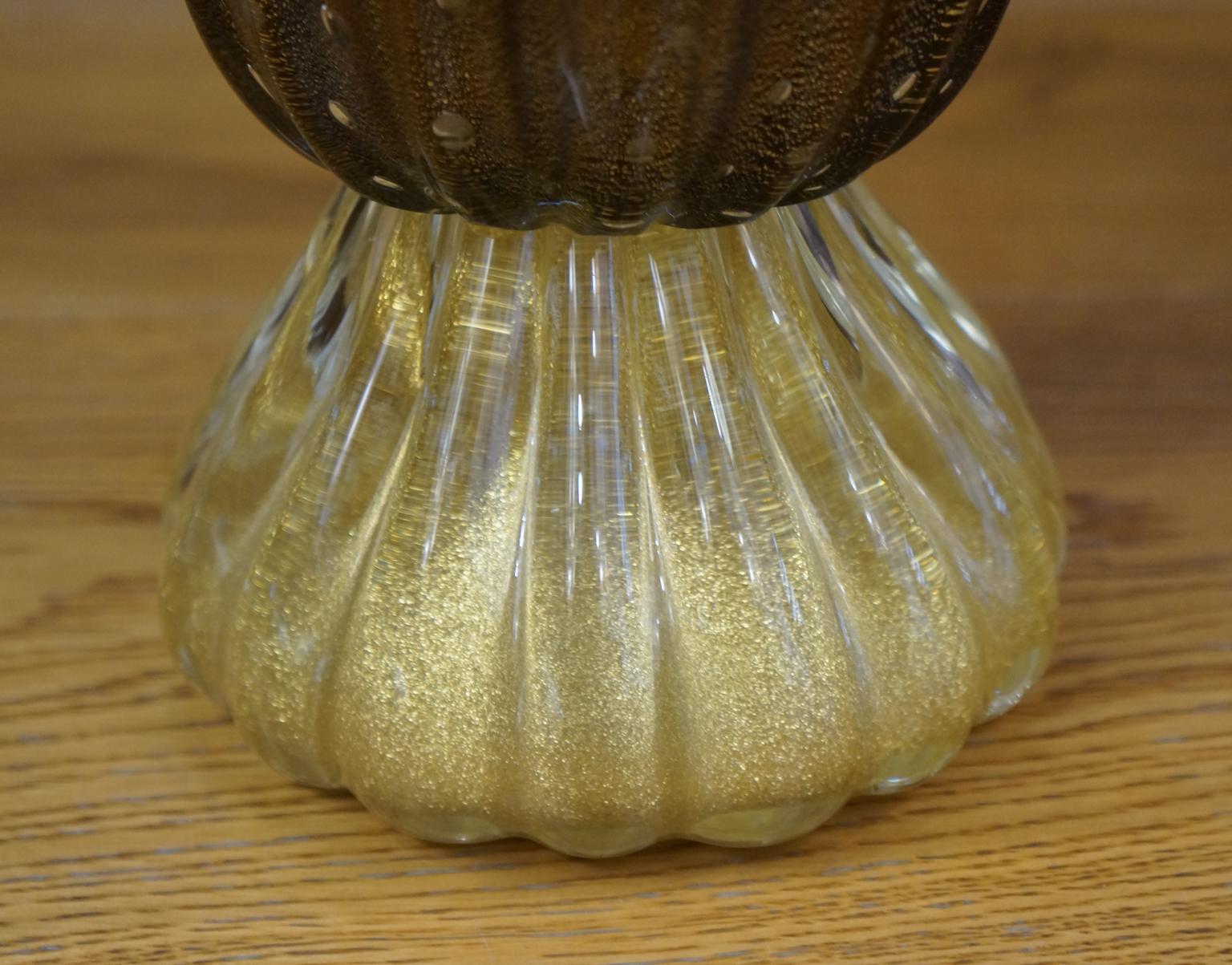 Fatto a mano Toso Mid-Century Modern Tobacco Gold Coppia di vasi in vetro di Murano firmati, 1987 in vendita