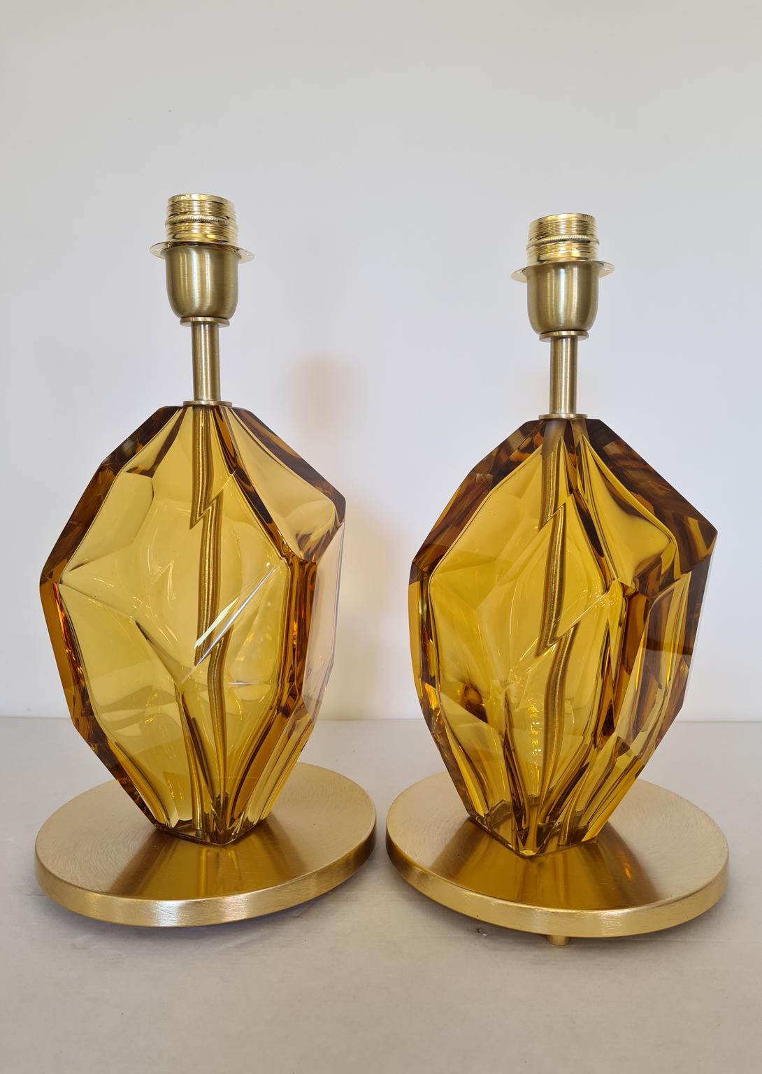 Murano blown glass table lamps and very solid. The beauty of these lamps is its multifaceted surface that creates reflections and many shades of color.
The photo includes a pair of amber lamps, with the lamp holder of the lamps.
The products are