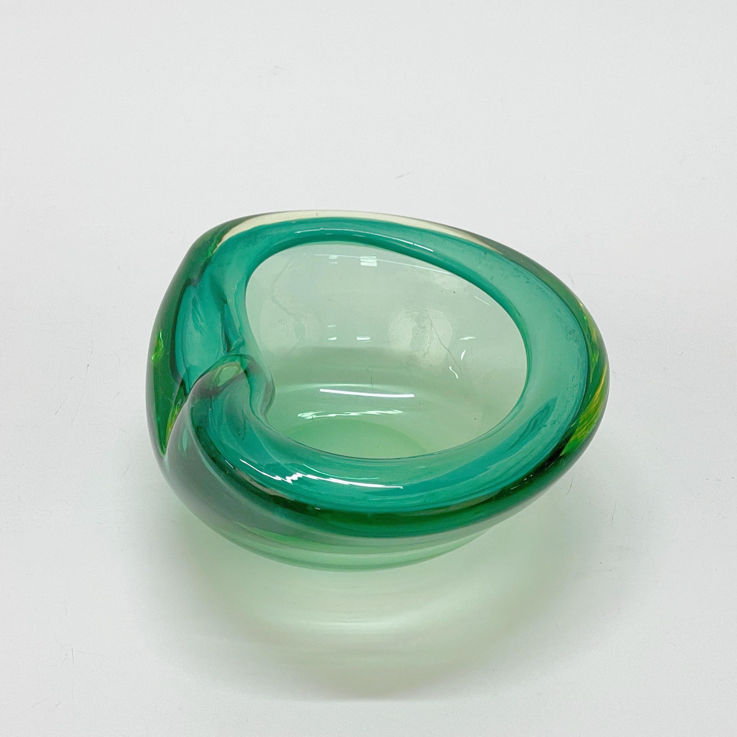 Magnifique bol ou cendrier en verre vert 