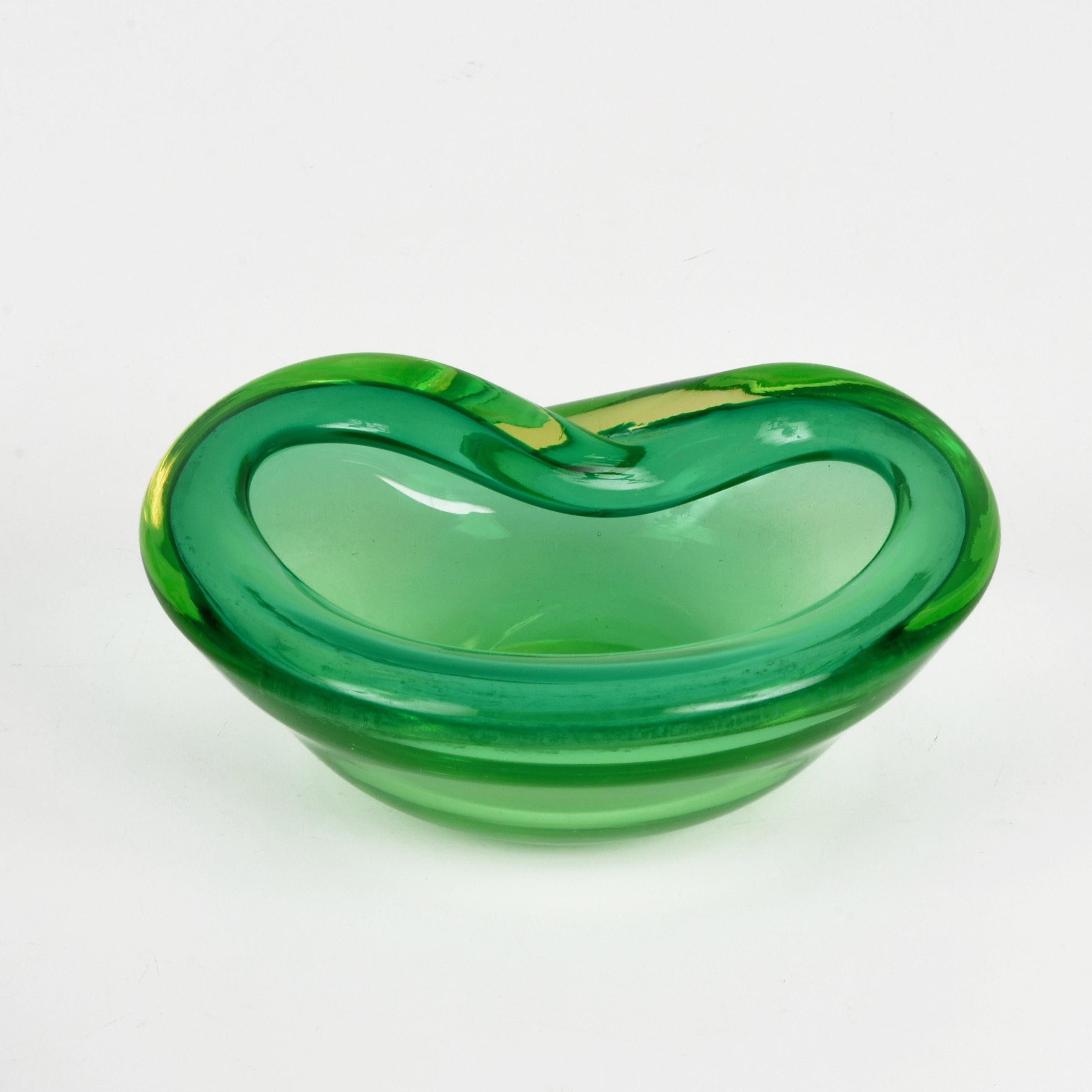 Verre Bol décoratif italien Sommerso en verre de Murano vert du milieu du siècle dernier, années 1960 en vente