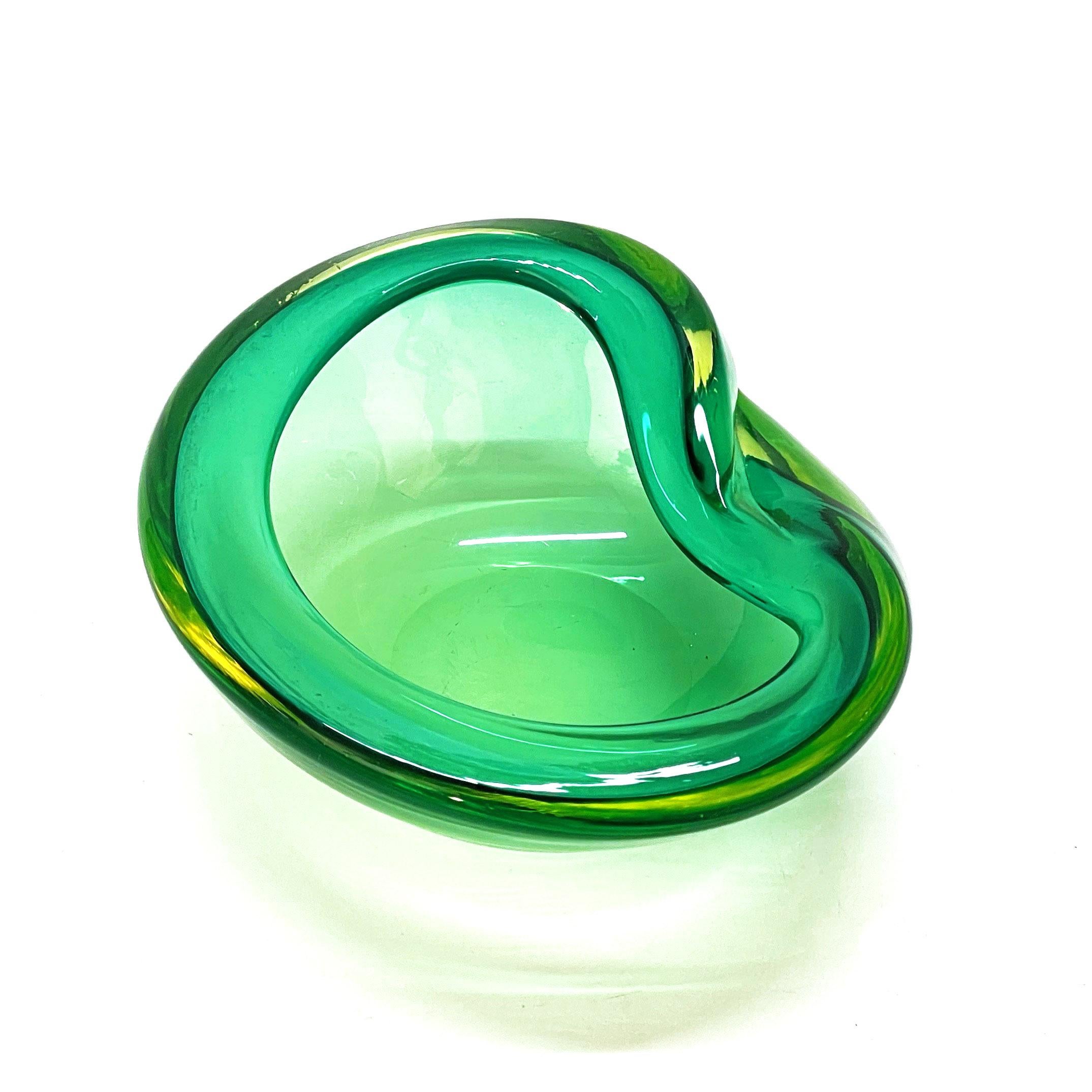 Bol décoratif italien Sommerso en verre de Murano vert du milieu du siècle dernier, années 1960 en vente 2