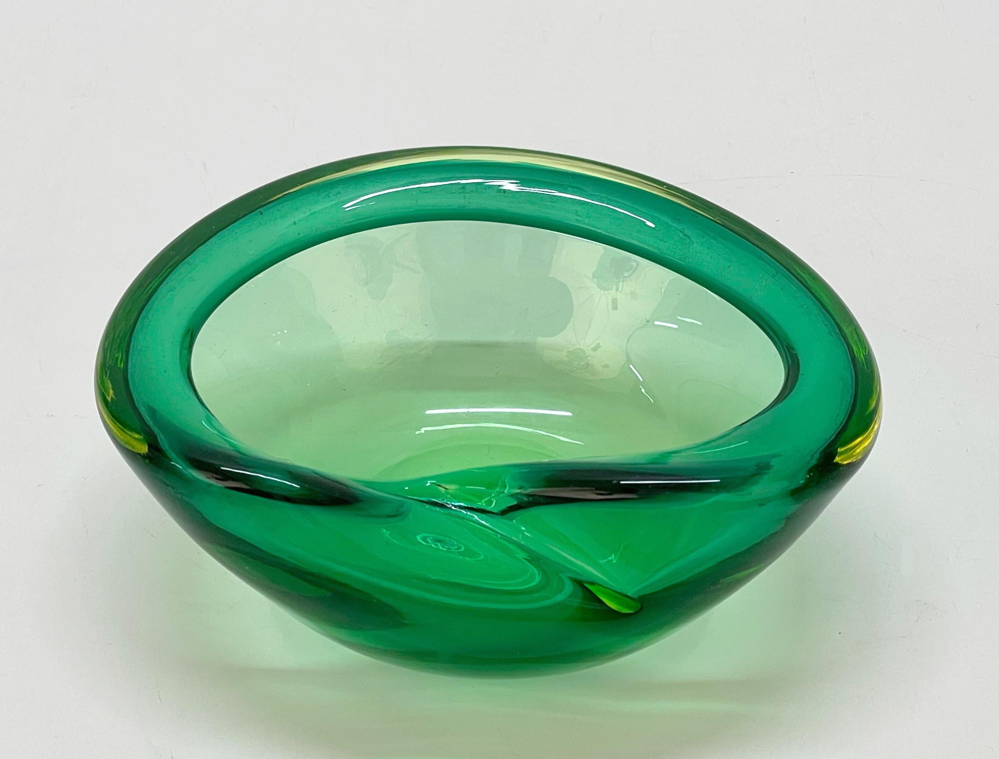 Bol décoratif italien Sommerso en verre de Murano vert du milieu du siècle dernier, années 1960 en vente 3