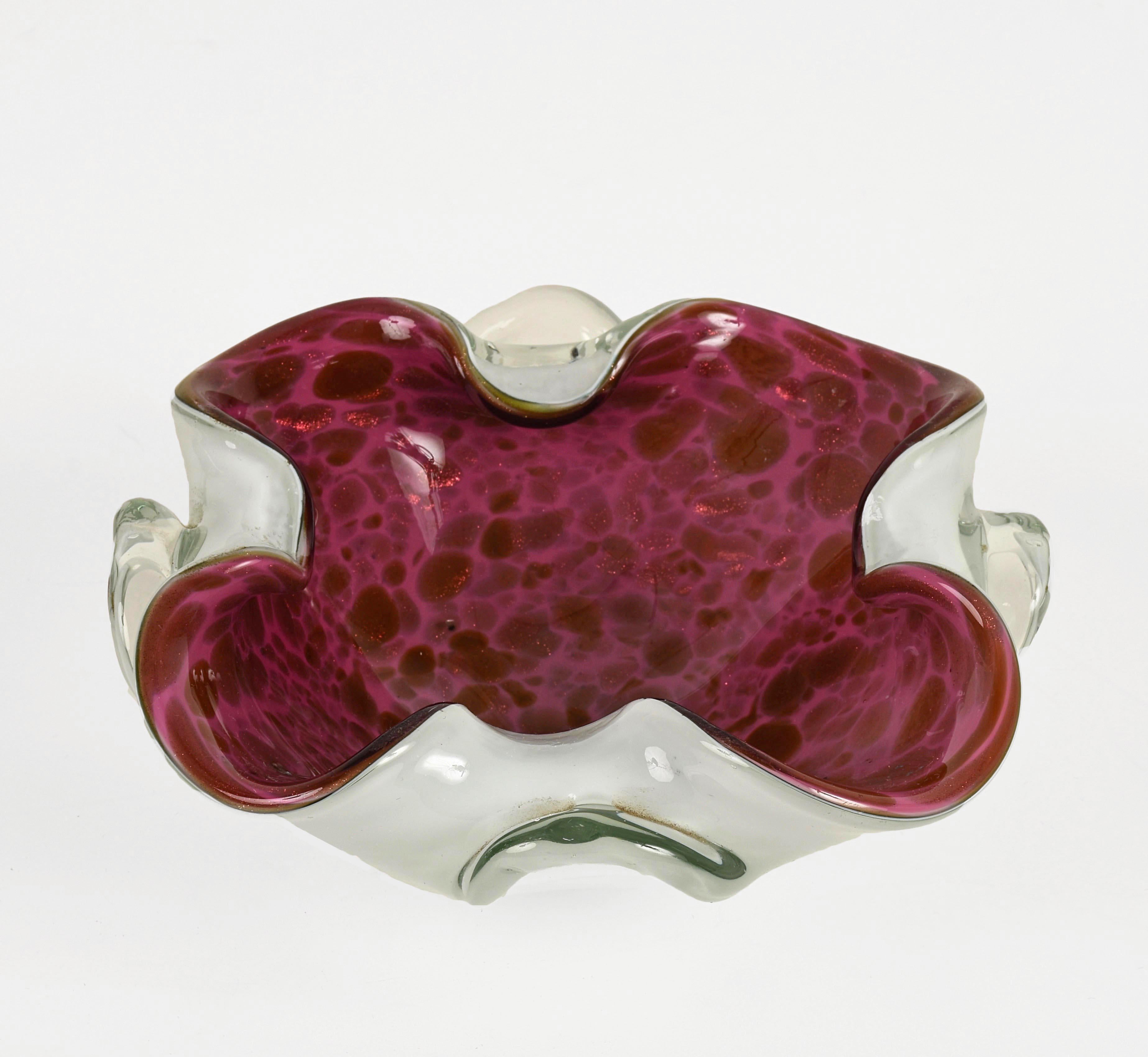 Amazing midcentury pink Murano glass with white copper flecks bowl. This wonderful piece is attributed to Fratelli Toso and produced in Italy during 1960s.

This piece is an astonishing hand blown pink, purple and white Murano glass with copper