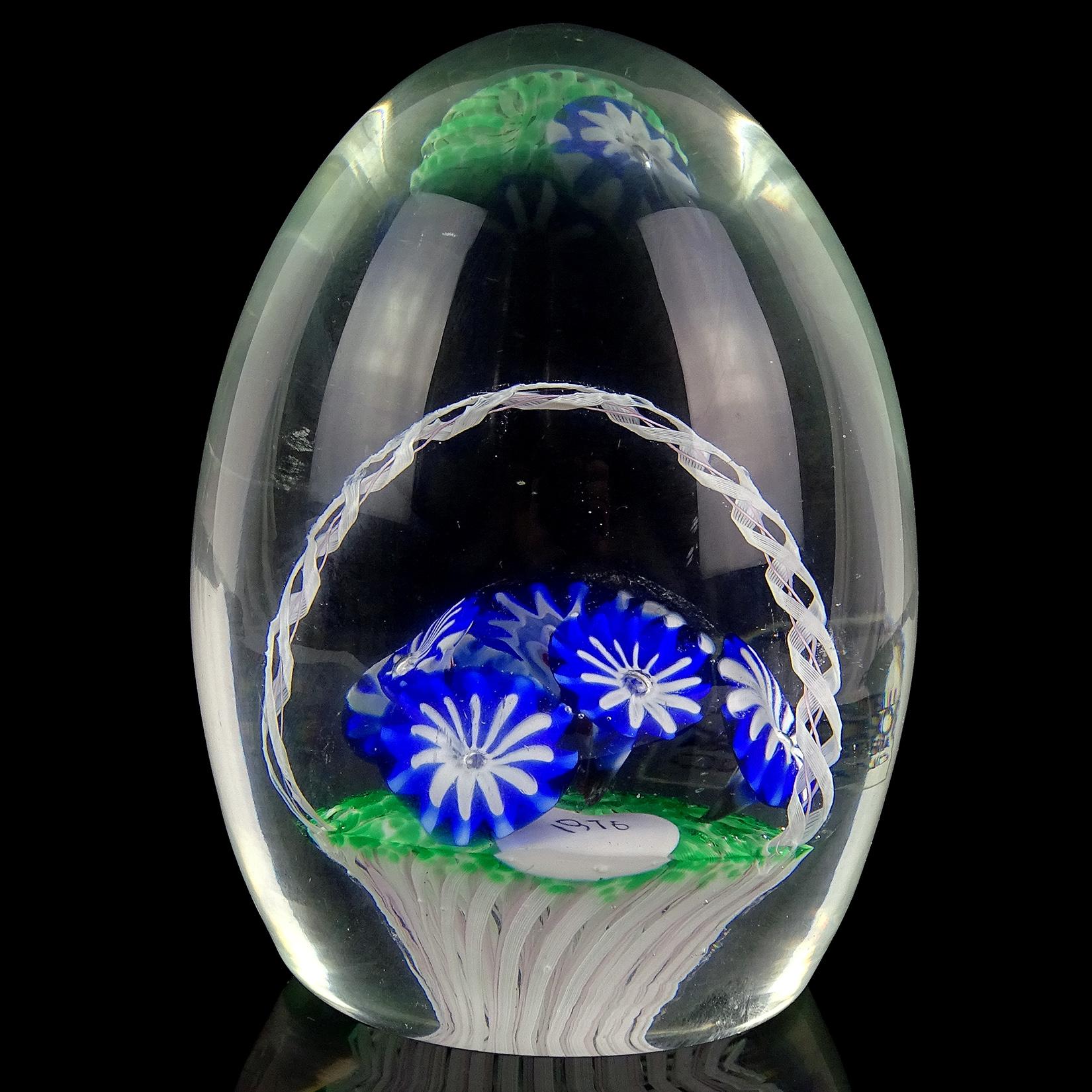 Precioso pisapapeles vintage de cristal artístico italiano de Murano soplado a mano con cintas blancas y rosas de Zanfirico y murrines de flores azul cobalto. Documentado a la empresa Fratelli Toso. La pieza también tiene una murrina con fecha de