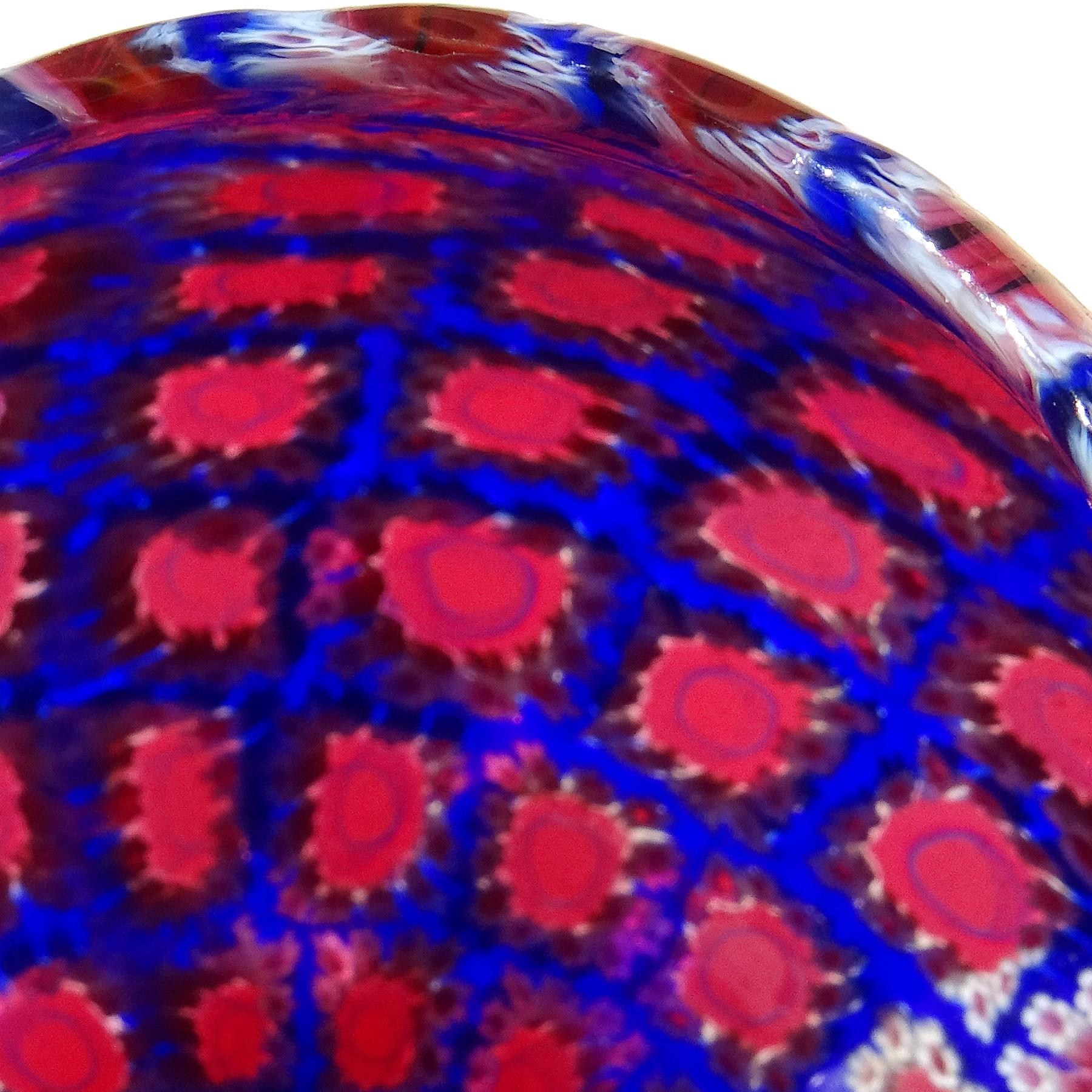 Toso Murano Blau Weiß Rot Millefiori Blume Mosaik Italienische Kunst Glas Knospe Vase im Zustand „Gut“ im Angebot in Kissimmee, FL