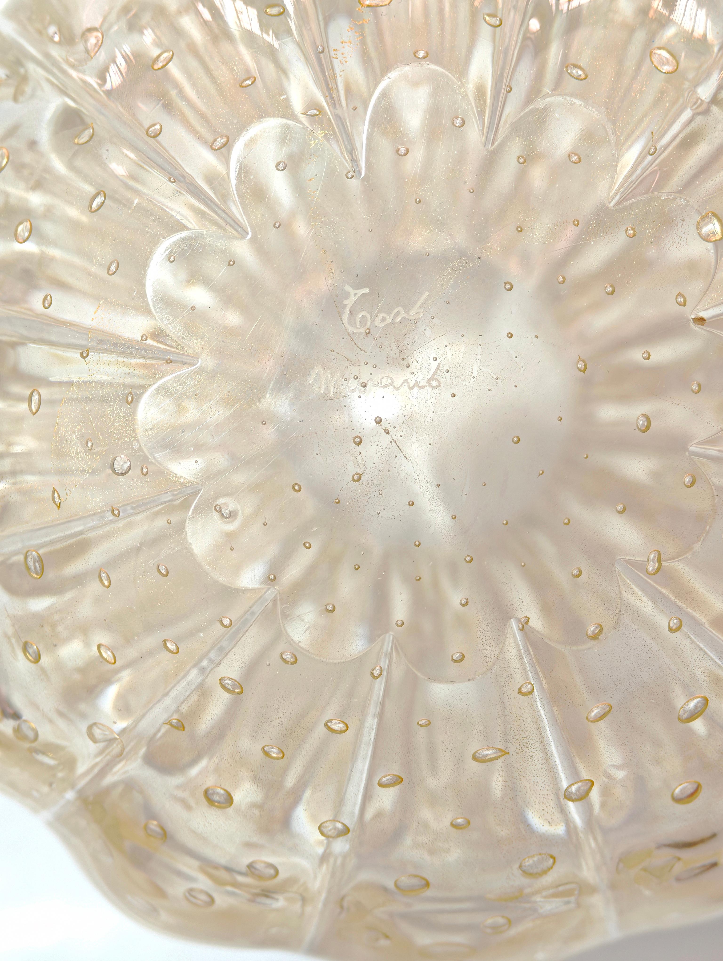Murano A.I.C. 1940 c.a. Grand vase en verre strié et bullicant avec décor de feuilles d'or submergées, corps ovale avec embouchure ondulée. Signature rayée. STUPENDOUS. C'est un autre élément à considérer comme essentiel pour ajouter une touche de