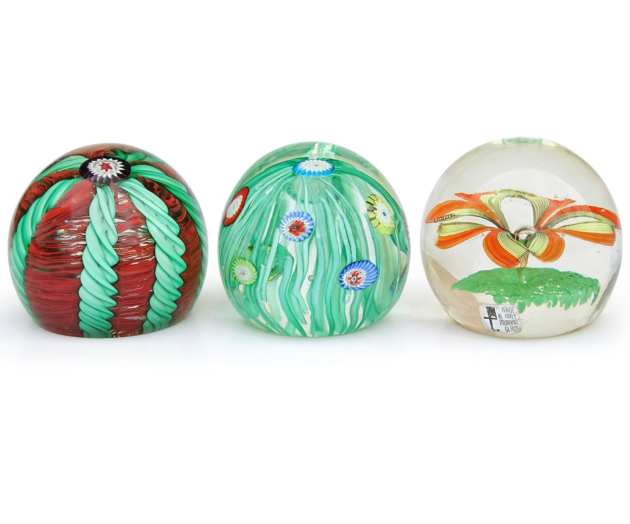 Prix par article (3 designs différents disponibles). 
Magnifiques presse-papiers en verre d'art italien soufflé à la main de Murano, au design floral. Ils sont documentés à la société Fratelli Toso. L'un d'entre eux porte l'étiquette argentée