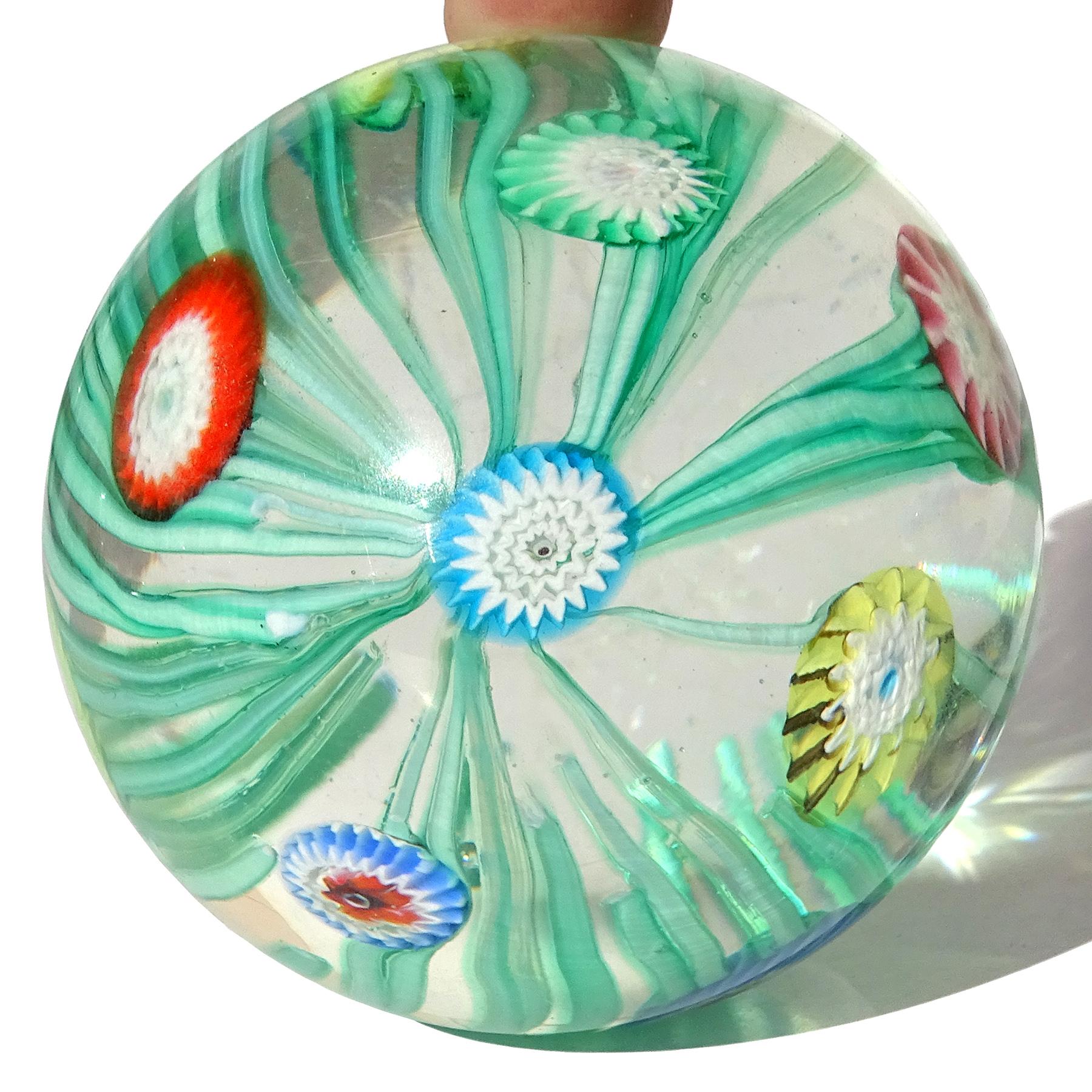 Presse-papiers italiens Toso Murano vert orange Millefiori Flower Bon état - En vente à Kissimmee, FL