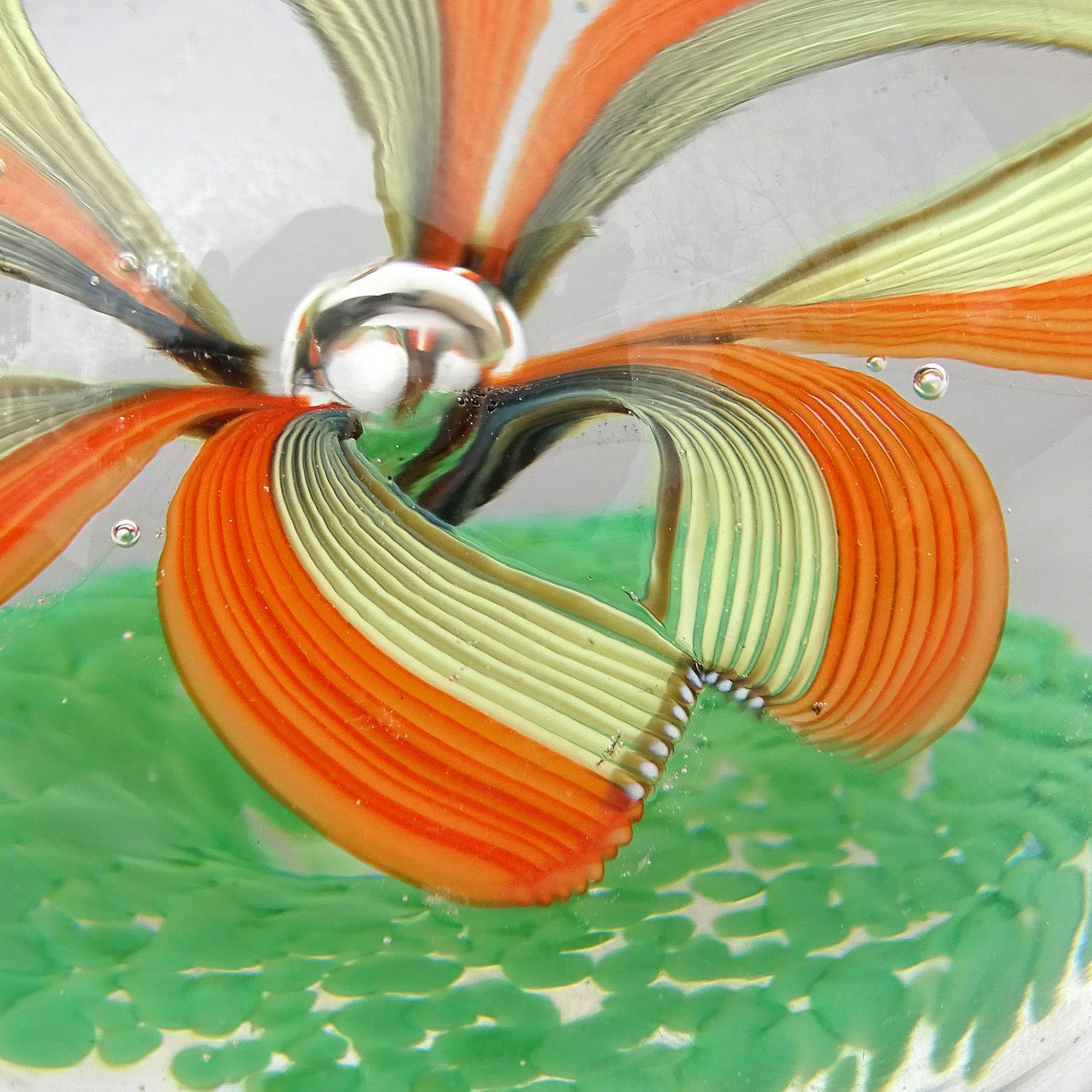 20ième siècle Presse-papiers italiens Toso Murano vert orange Millefiori Flower en vente
