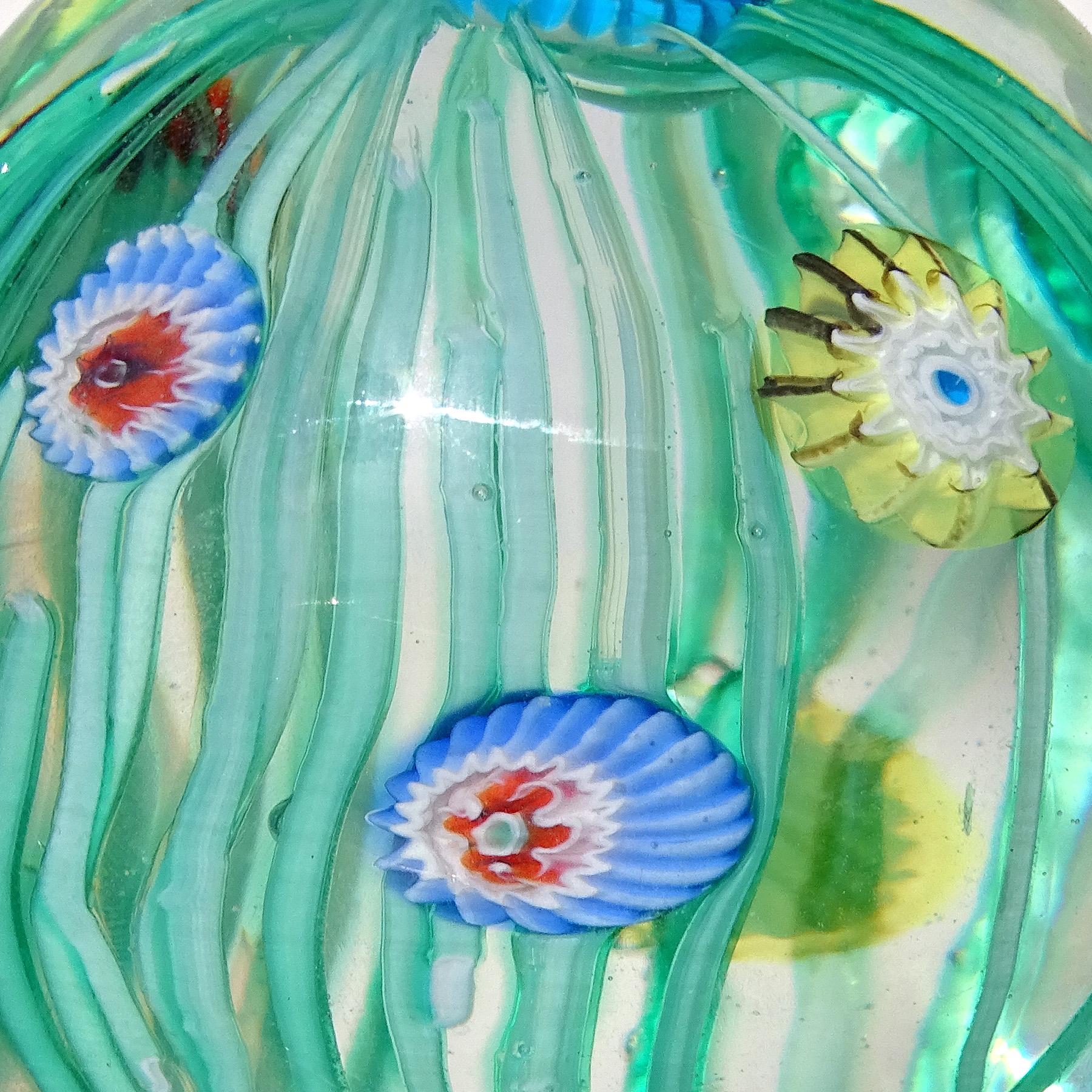 Presse-papiers italiens Toso Murano vert orange Millefiori Flower en vente 1