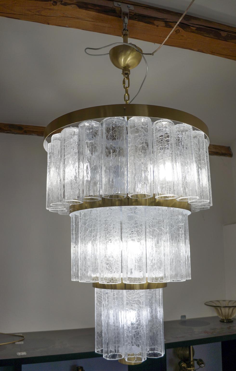 Lampadario in vetro soffiato di Murano con 42 elementi a forma di tubo cilindrico color cristallo.
Ogni elemento in tubo di vetro misura 24,5 cm (pollici 9,64)
I tubi di vetro hanno una lavorazione chiamata 