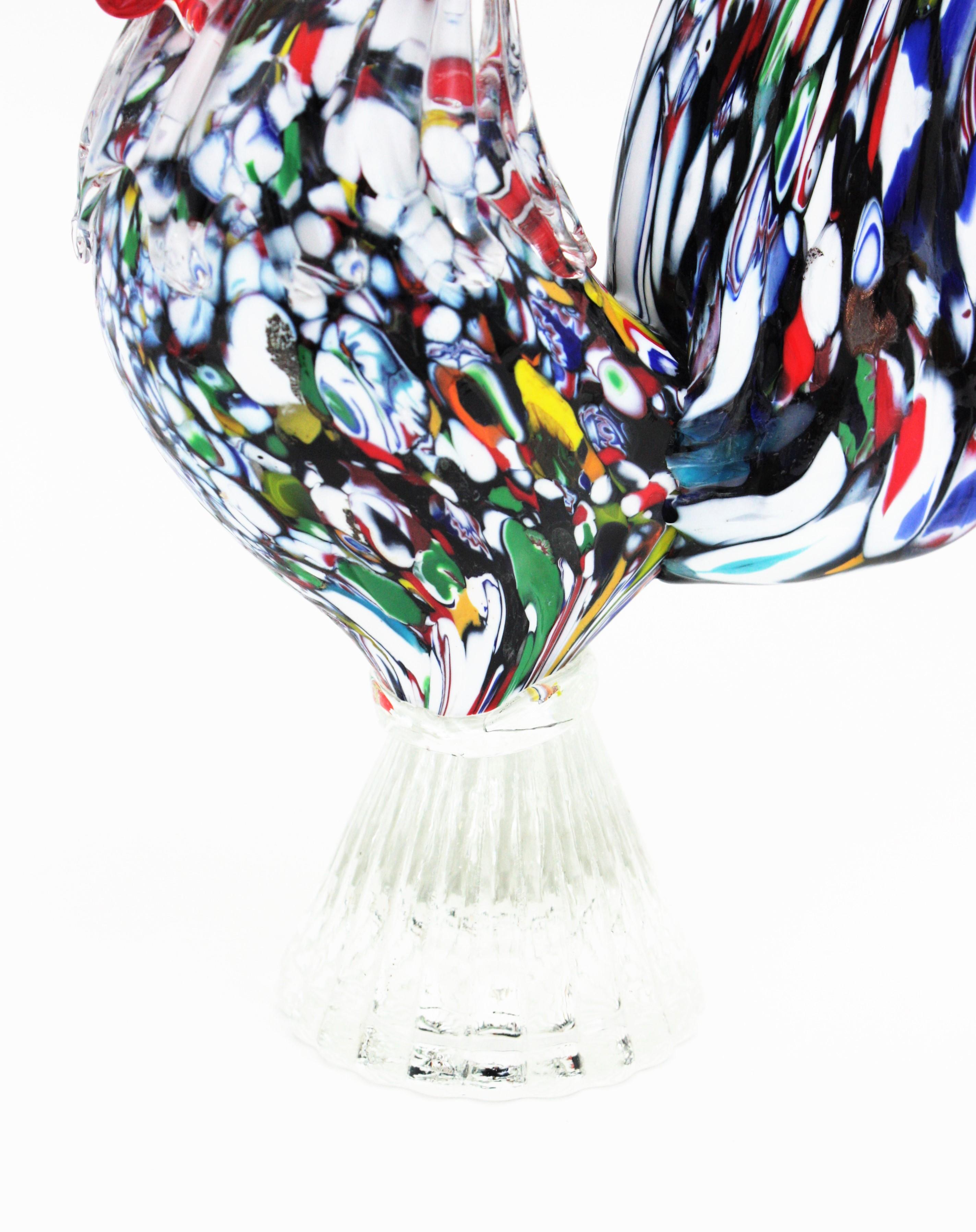 Toso Murano Mehrfarbiger Briefbeschwerer aus Murrine-Kunstglas mit Hahn-Skulptur aus Hahn-Skulptur (Glas) im Angebot