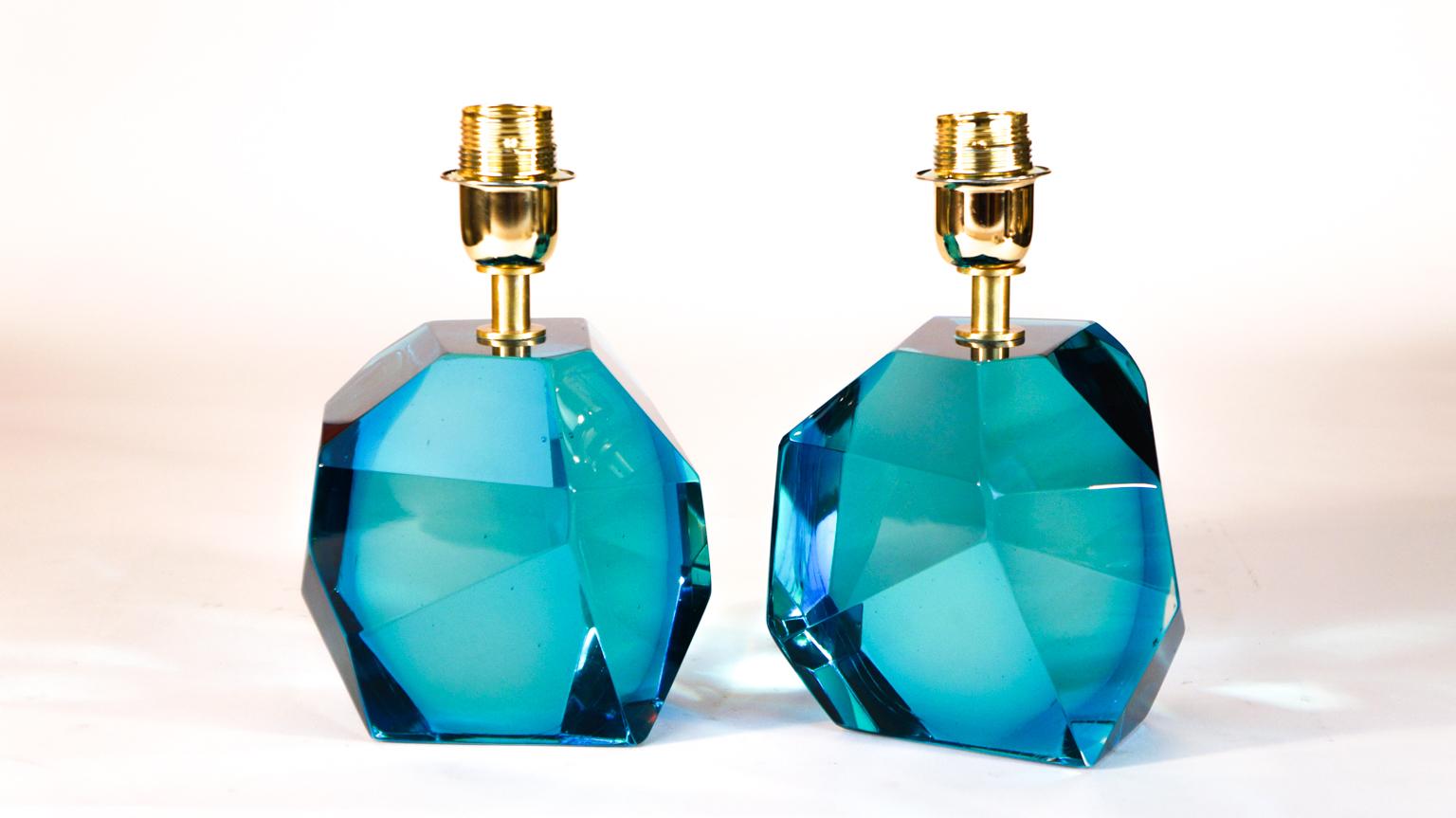 Compact and very solid table lamps, small but effective, the beauty of this is its faceted surface that create reflects and many shades of color.
In the picture a pair of aquamarine lamps, with the lamps bulb socket is included.
The products are