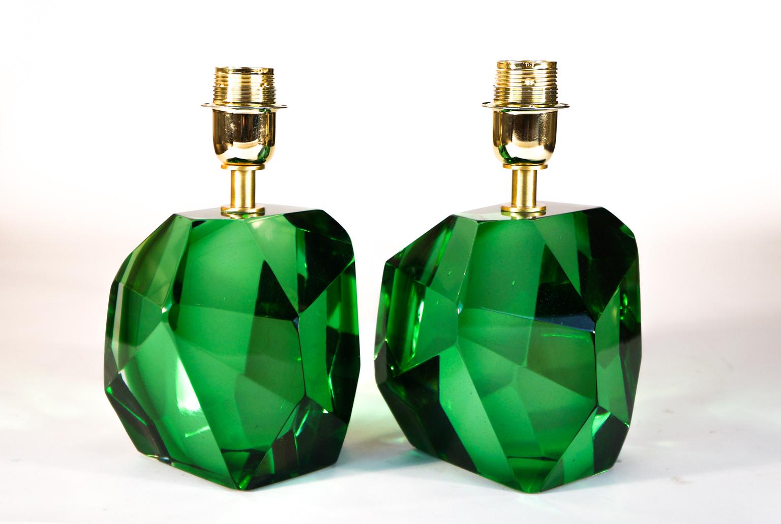 Compact and very solid table lamps, small but effective, the beauty of this is its faceted surface that create reflects and many shades of color. 
In the picture a pair of green lamps, with the lamps bulb socket is included.
The products are