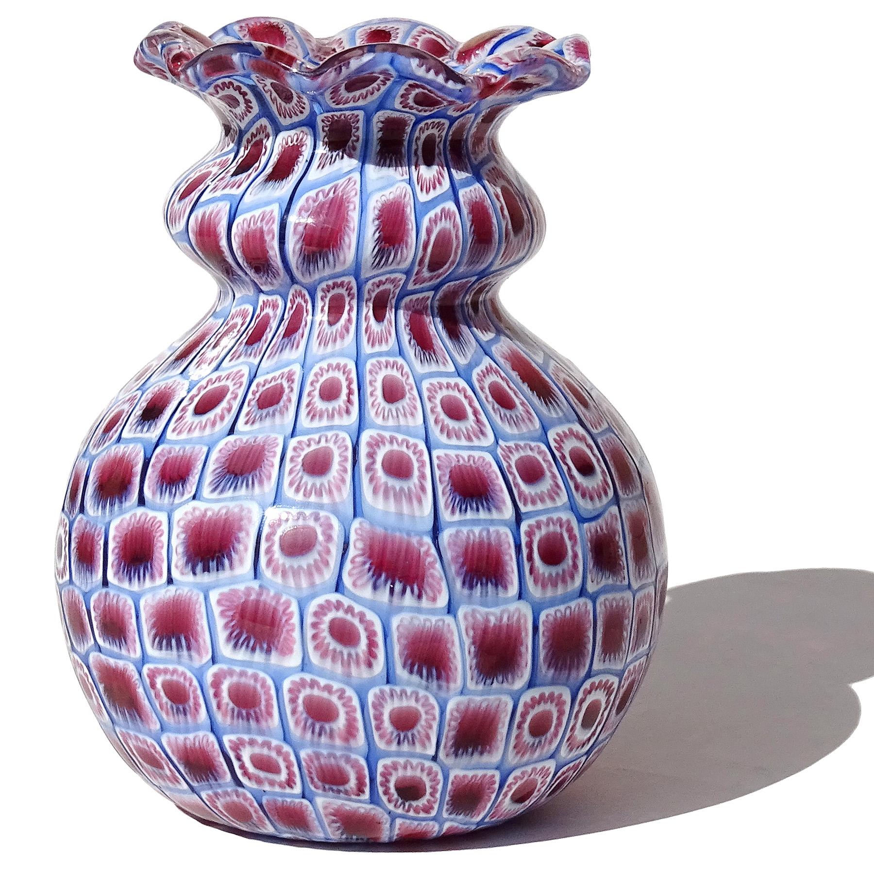 Toso Murano, vase à bourgeons en verre d'art italien avec mosaïque de fleurs Millefiori rose, bleu et blanc Bon état - En vente à Kissimmee, FL