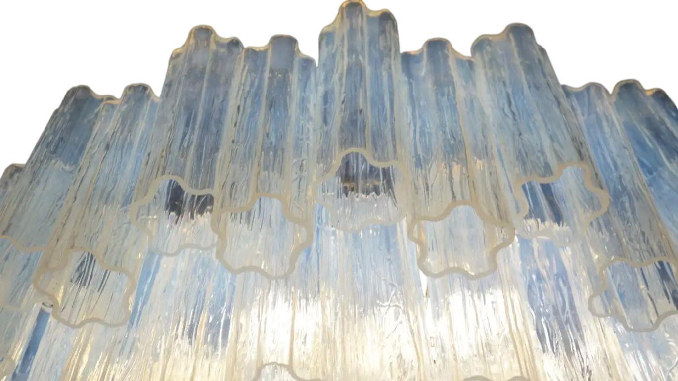 Sorprendente araña de cristal de Murano de mediados de siglo de Toso Vetri D'Arte, fabricada en 1984. Esta elegante pieza se define por sus exclusivos elementos de vidrio opalino -conocidos por su suave brillo lechoso- creados añadiendo agentes